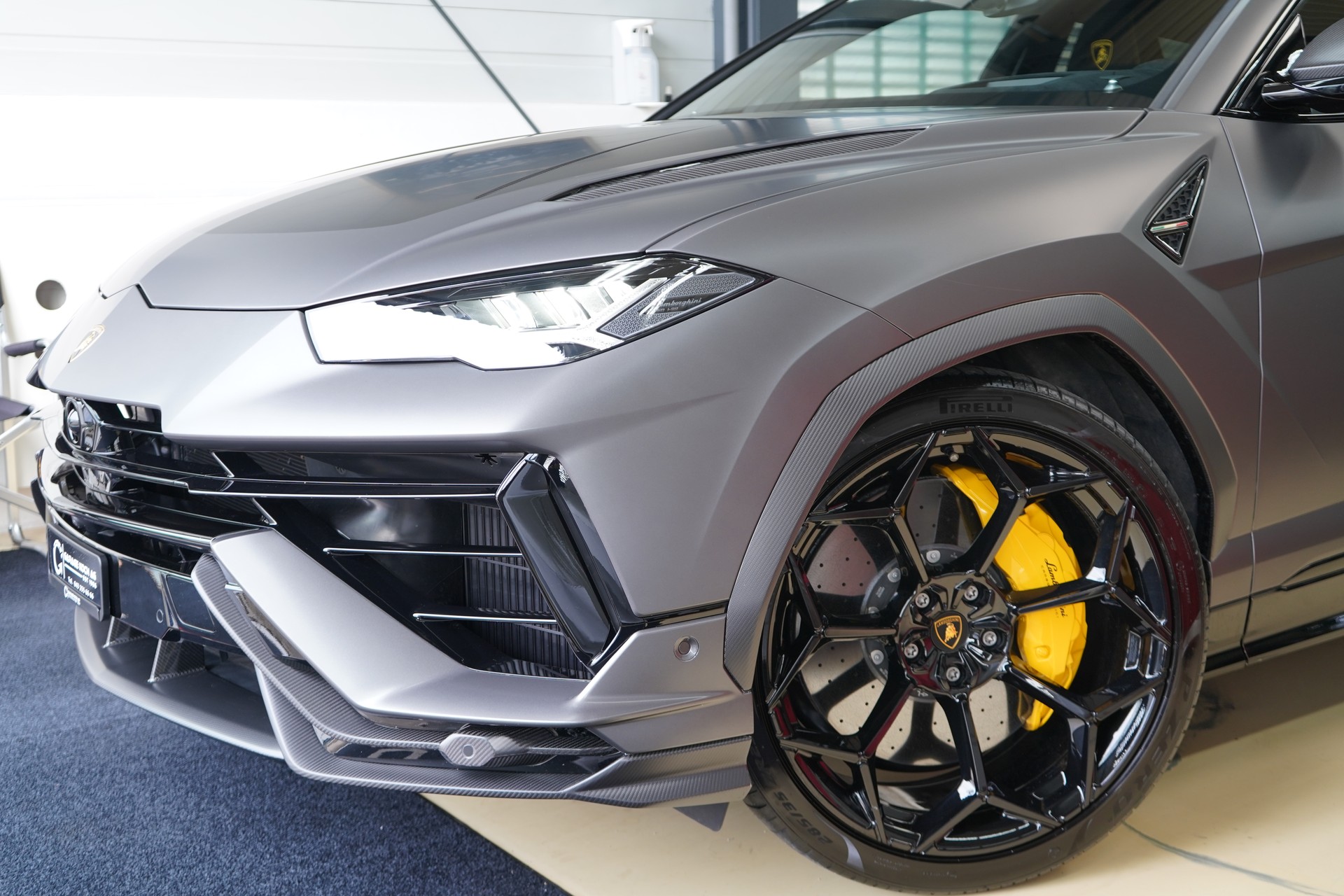 LAMBORGHINI Urus Performante-showroom-element-3