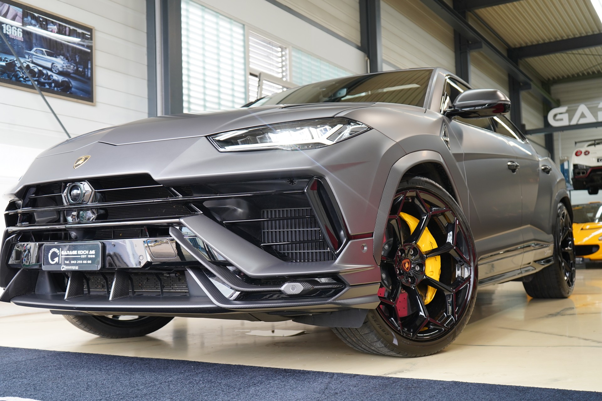 LAMBORGHINI Urus Performante-showroom-element-1