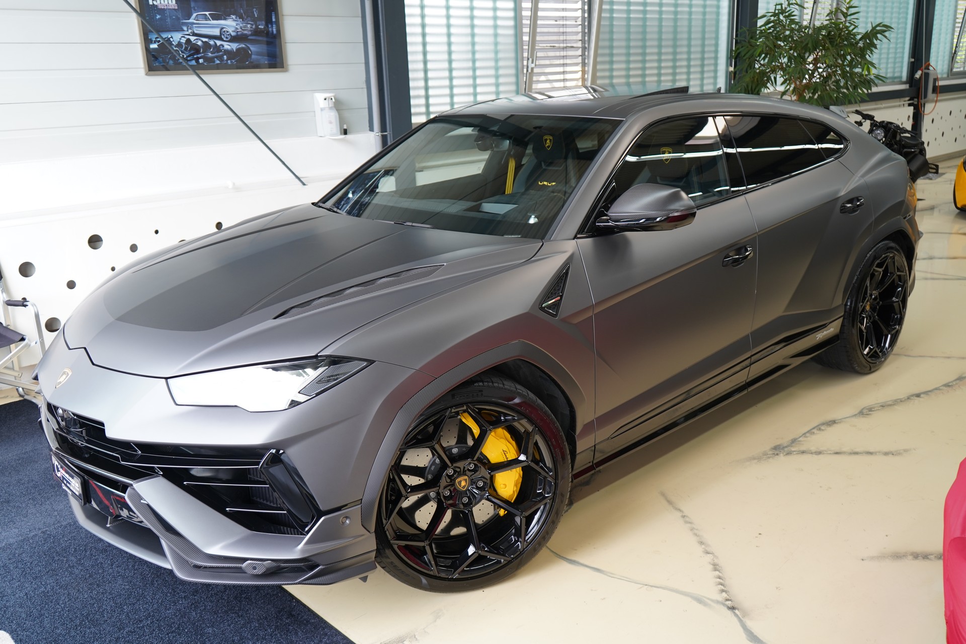 LAMBORGHINI Urus Performante-showroom-element-2