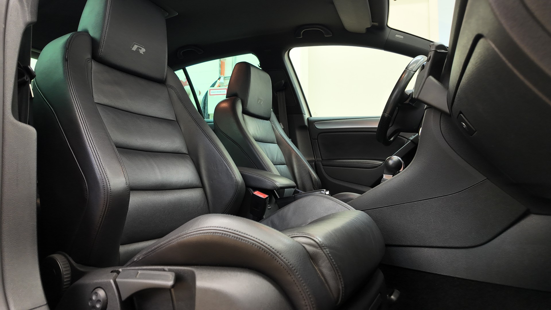 VW Golf 2.0 TSI R 4Motion DSG-image-15
