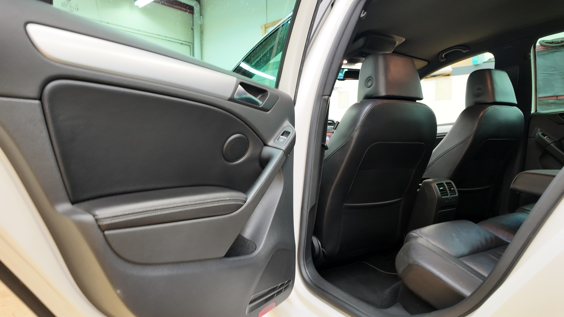 VW Golf 2.0 TSI R 4Motion DSG-image-17