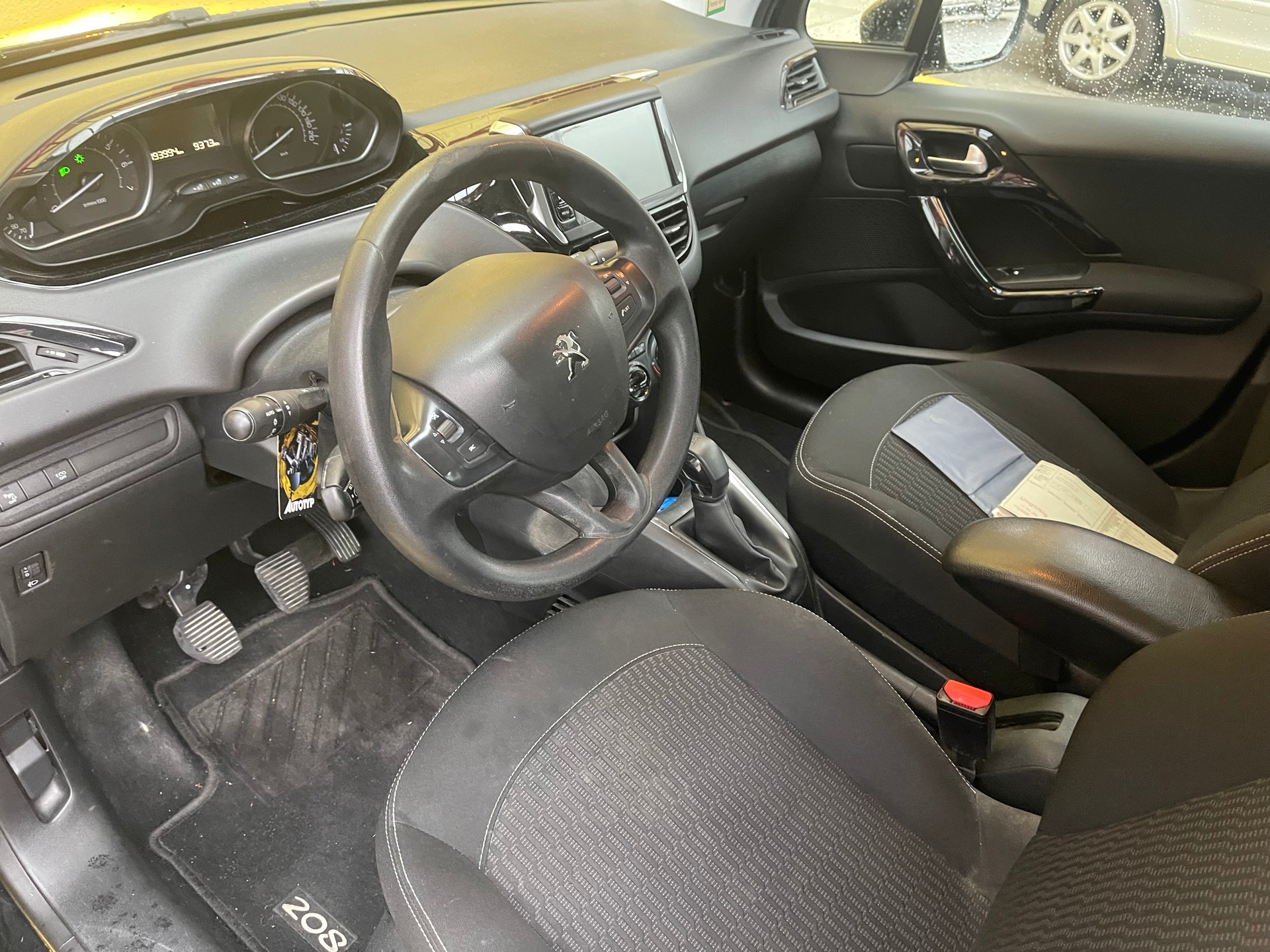 PEUGEOT 208 1.2 PureTech Active-image-9