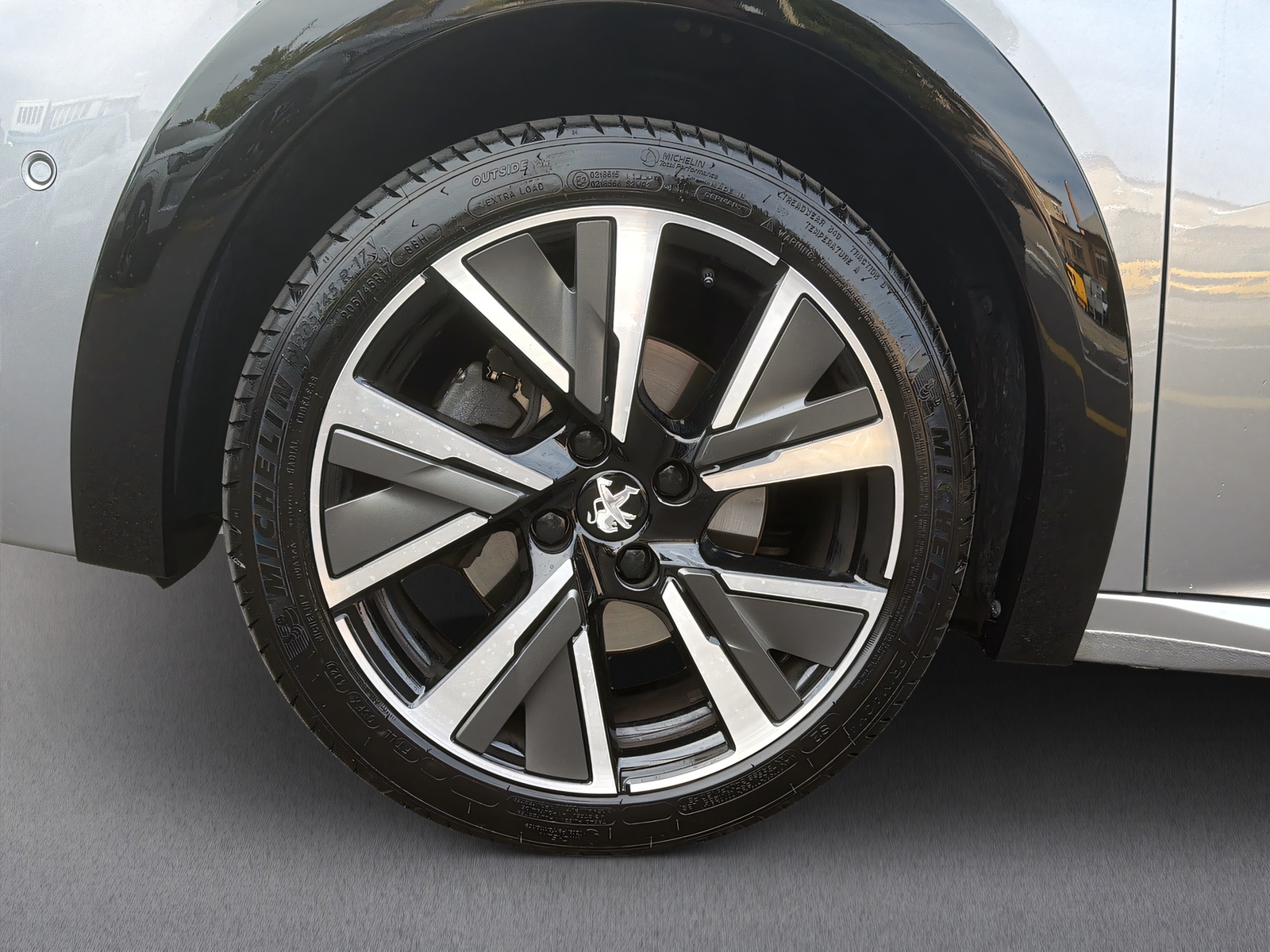 PEUGEOT 208 1.2 PureTech GT EAT8-image-5