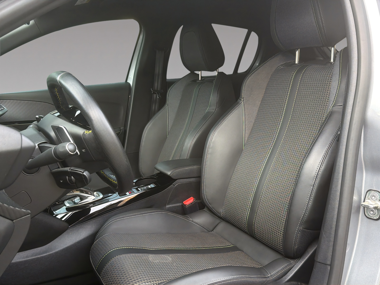 PEUGEOT 208 1.2 PureTech GT EAT8-image-8