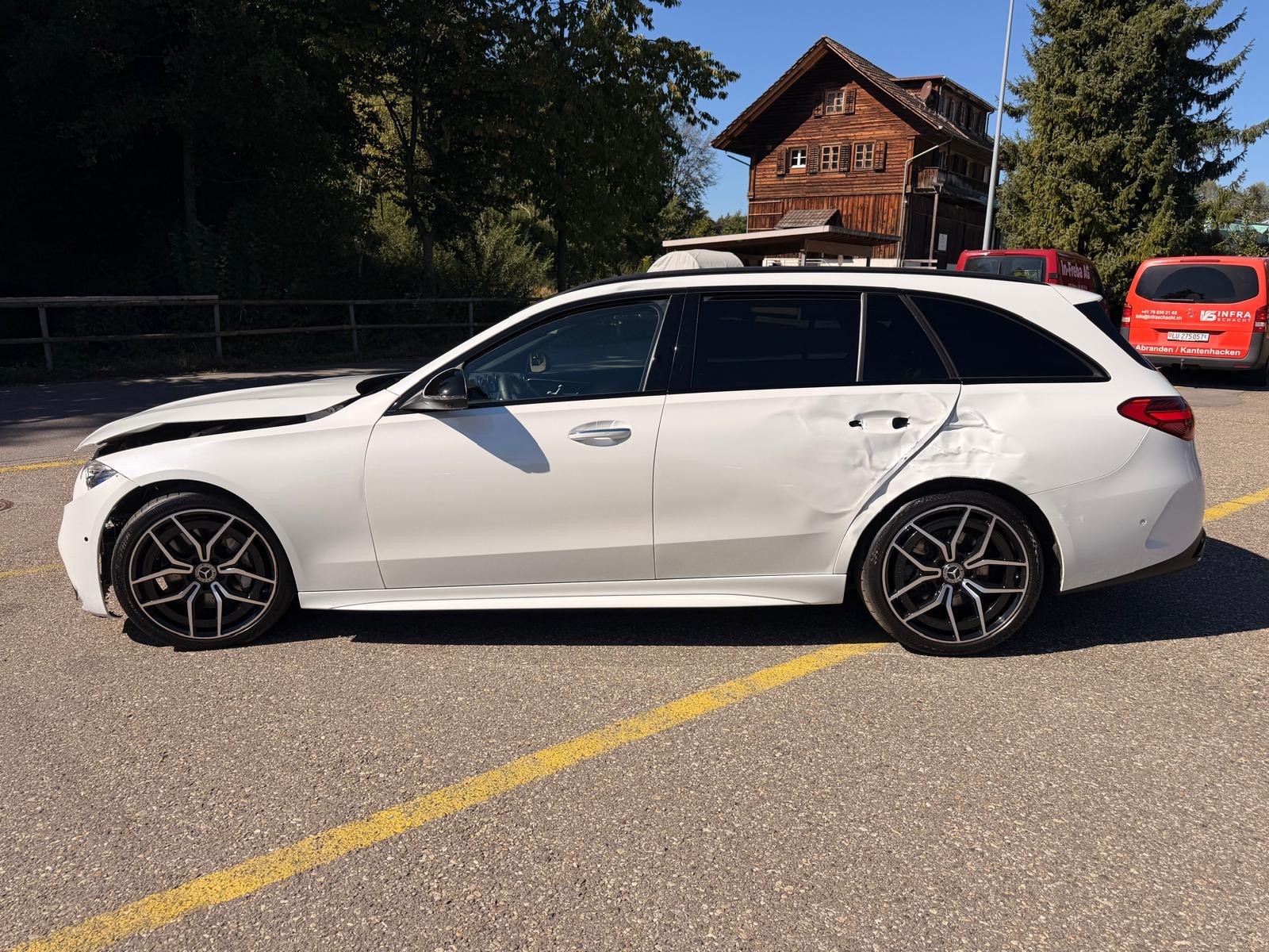 MERCEDES-BENZ C 220 d T 4Matic AMG Line-image-4