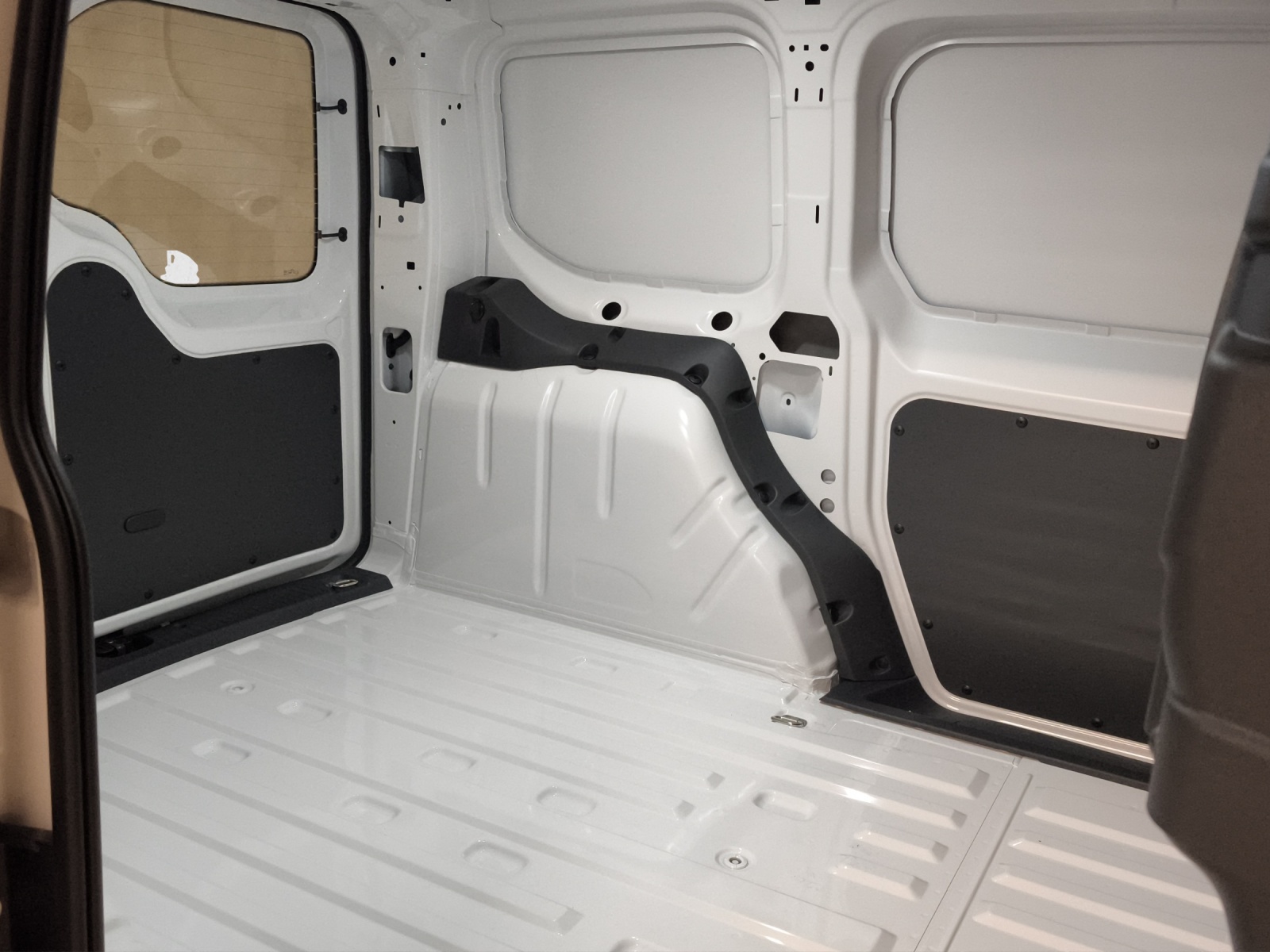 VW Caddy Cargo 2.0TDI Maxi 4Motion-image-13