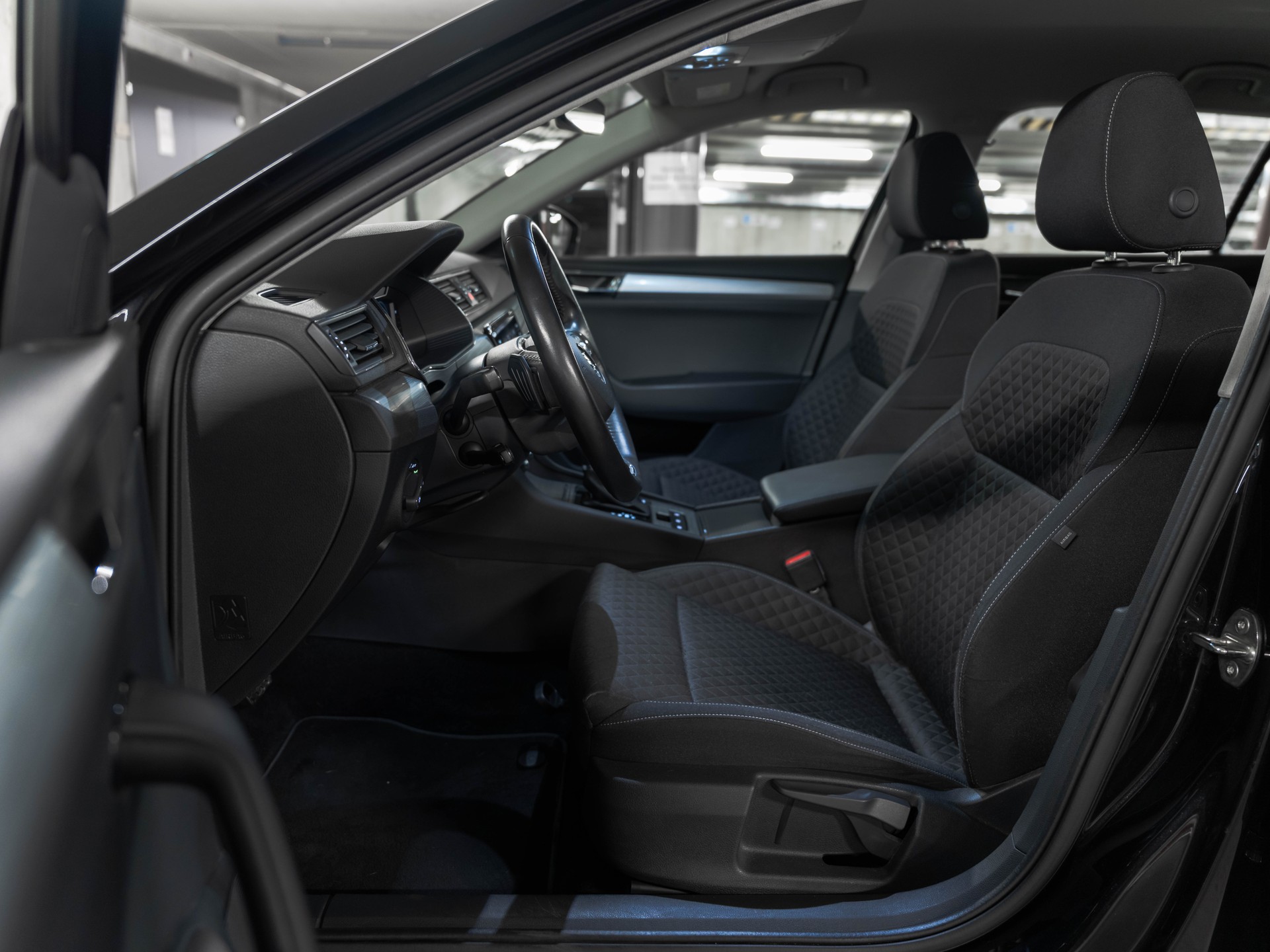 SKODA Superb Combi 2.0 TDi Ambition 4x4 DSG-image-27