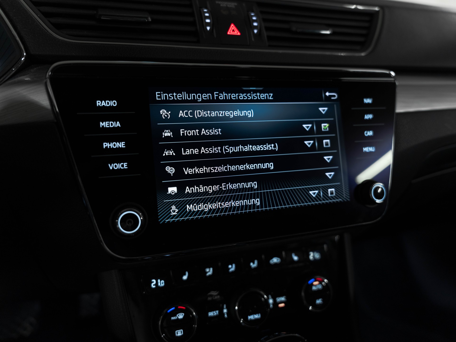 SKODA Superb Combi 2.0 TDi Ambition 4x4 DSG-image-22