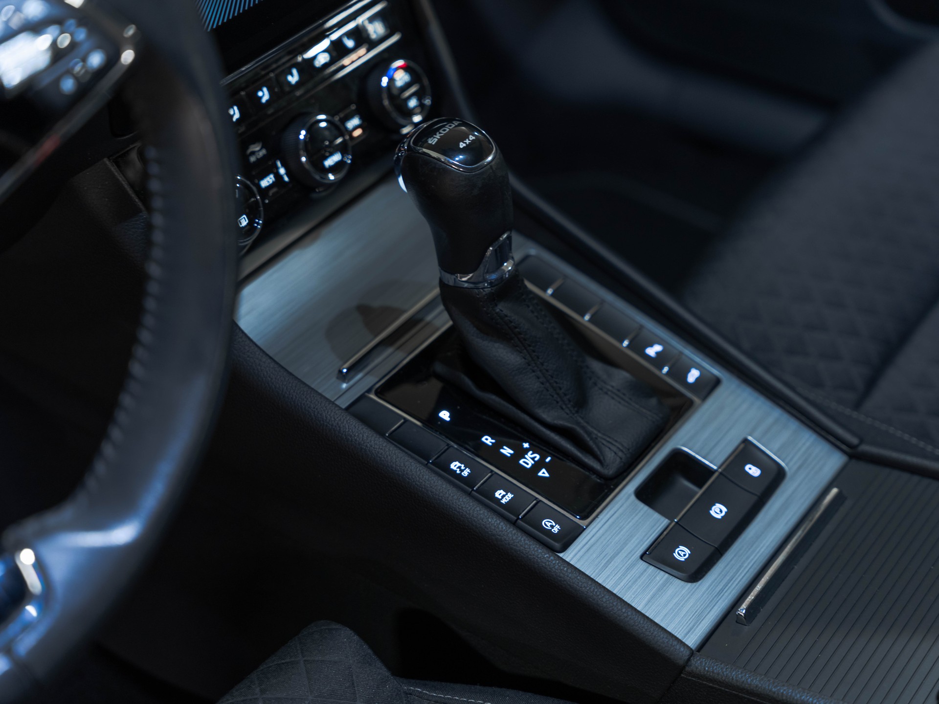 SKODA Superb Combi 2.0 TDi Ambition 4x4 DSG-image-24