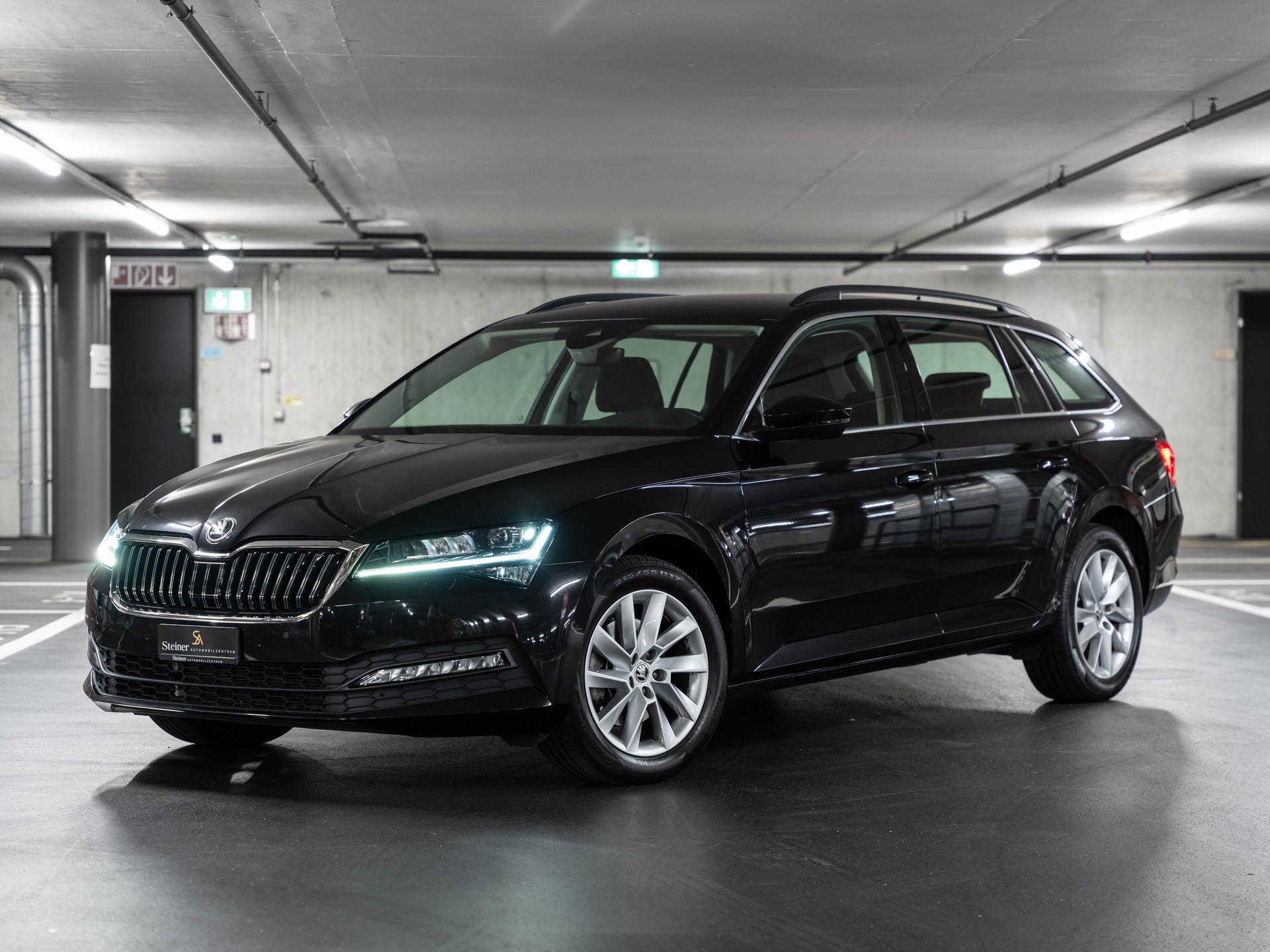 SKODA Superb Combi 2.0 TDi Ambition 4x4 DSG-image-0