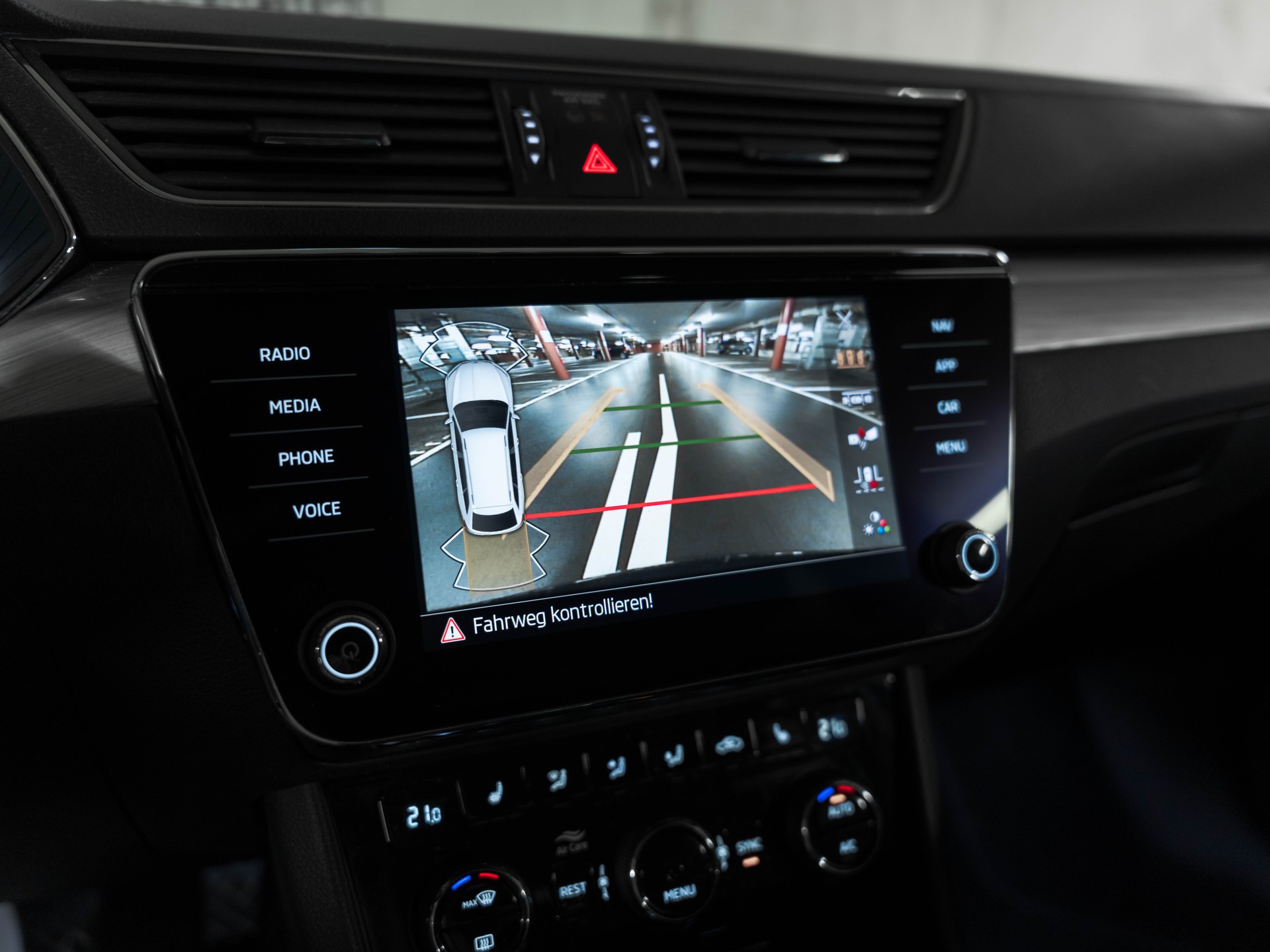 SKODA Superb Combi 2.0 TDi Ambition 4x4 DSG-image-19