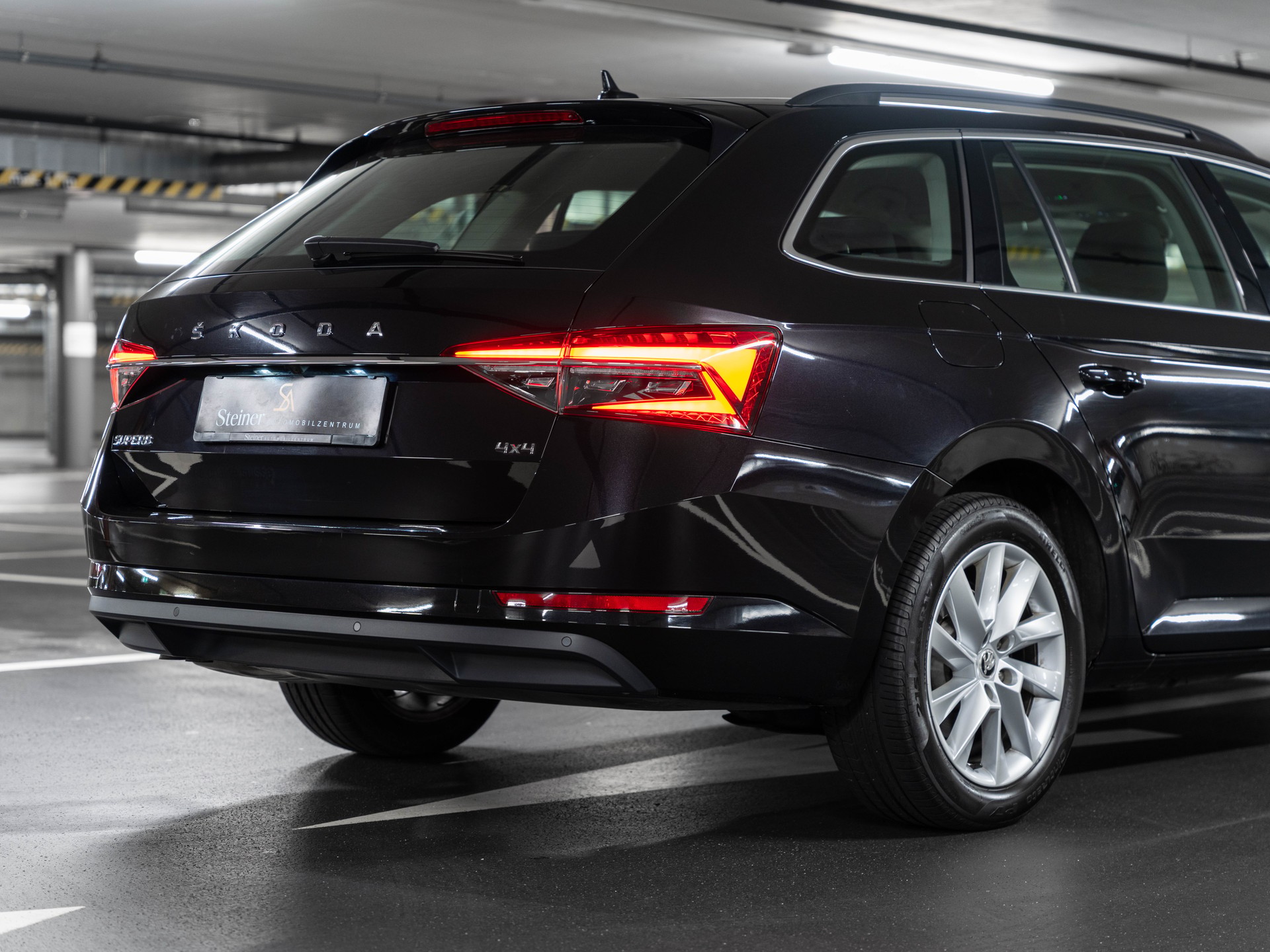 SKODA Superb Combi 2.0 TDi Ambition 4x4 DSG-image-8
