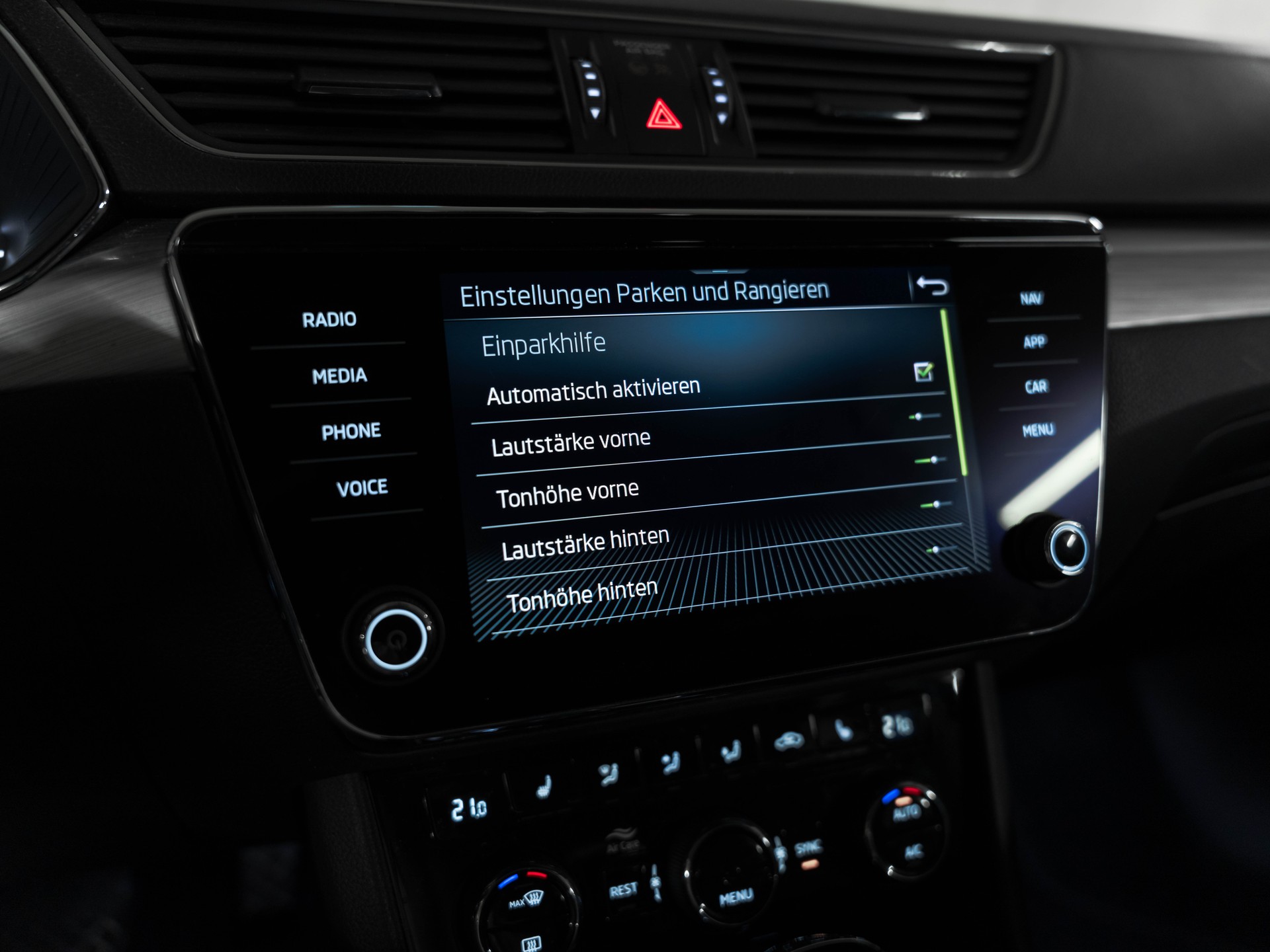 SKODA Superb Combi 2.0 TDi Ambition 4x4 DSG-image-21