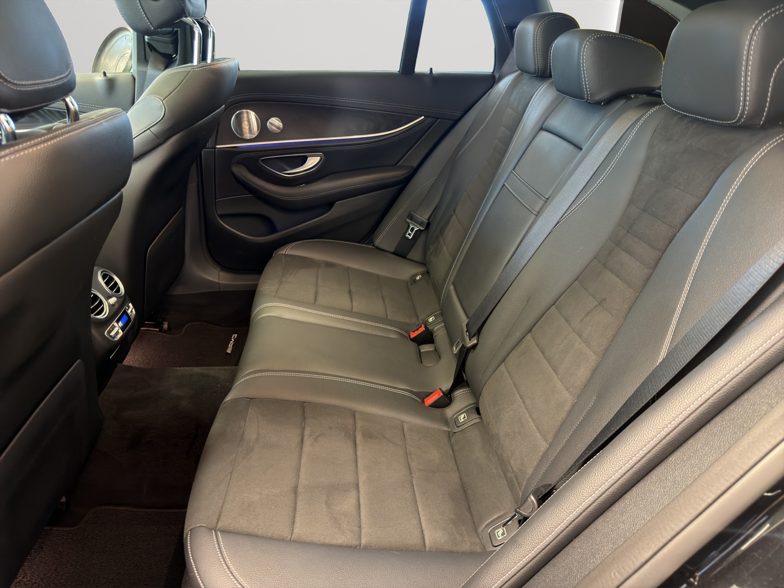 MERCEDES-BENZ E 220 d AMG Line 4Matic-image-14