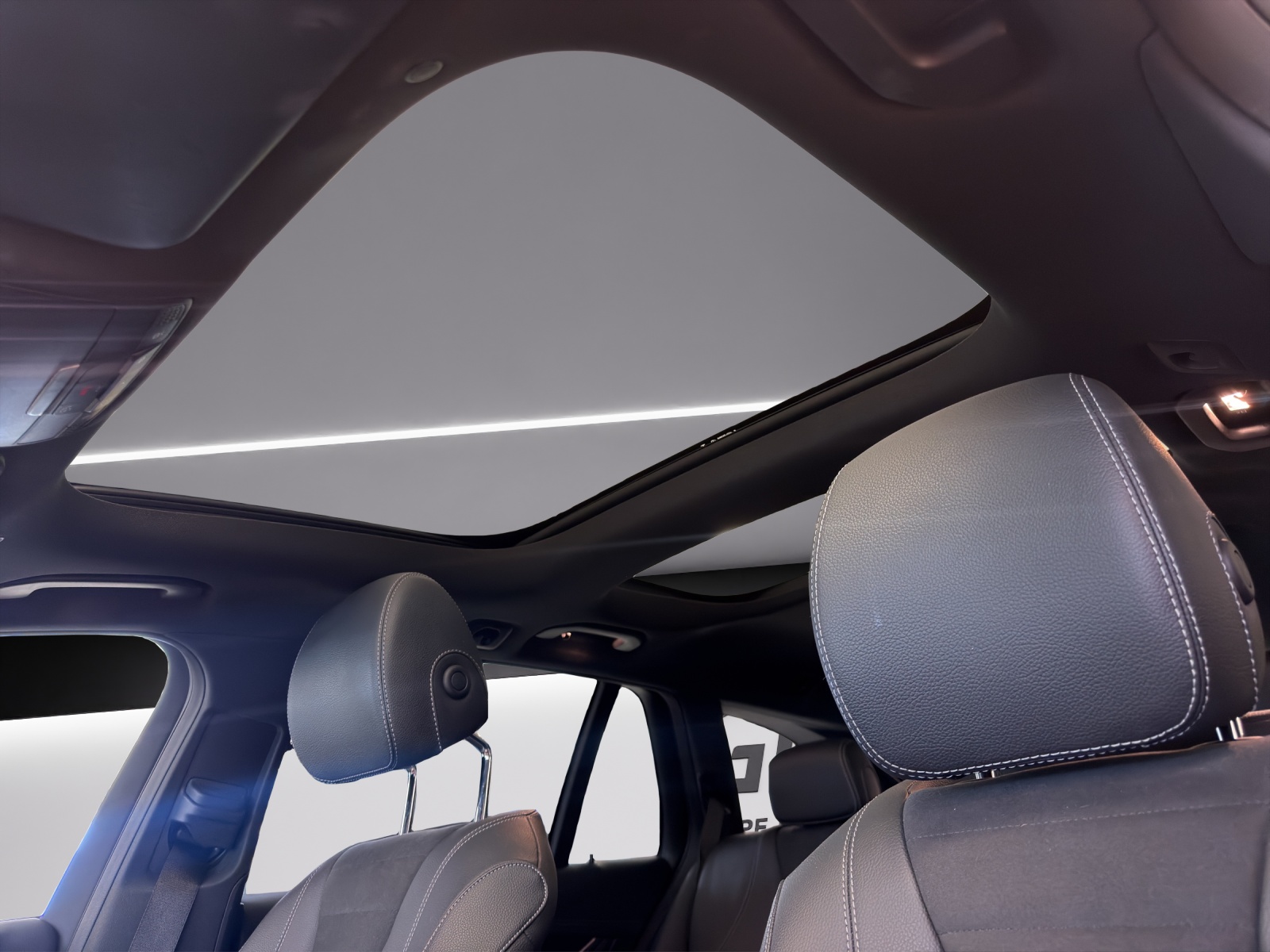 MERCEDES-BENZ E 220 d AMG Line 4Matic-image-13