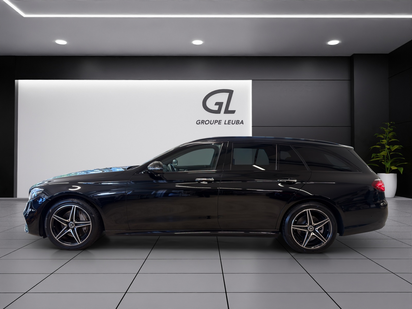 MERCEDES-BENZ E 220 d AMG Line 4Matic-image-2