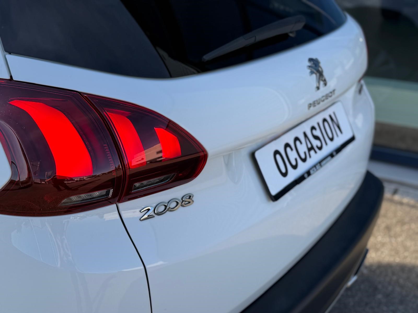 PEUGEOT 2008 1.2 PureTech GT Line EAT6-image-4