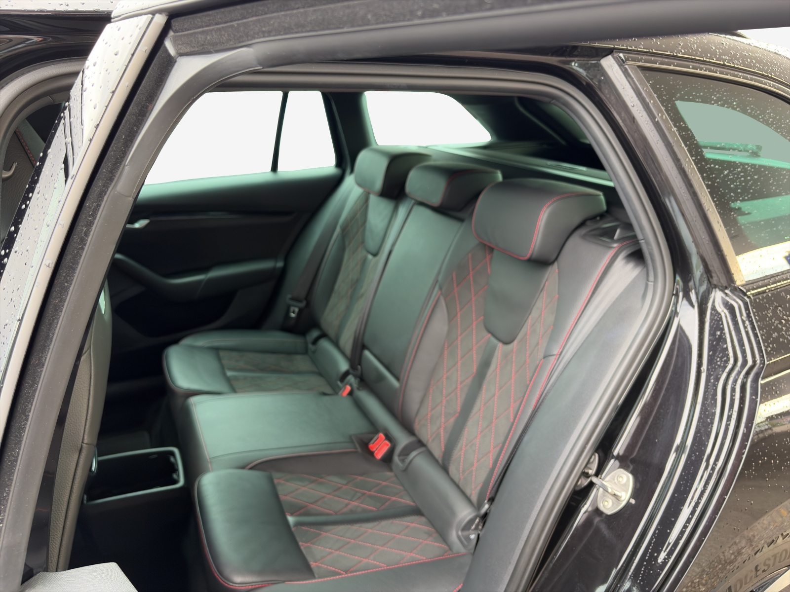 SKODA Octavia Combi 2.0 TSI DSG RS-image-11