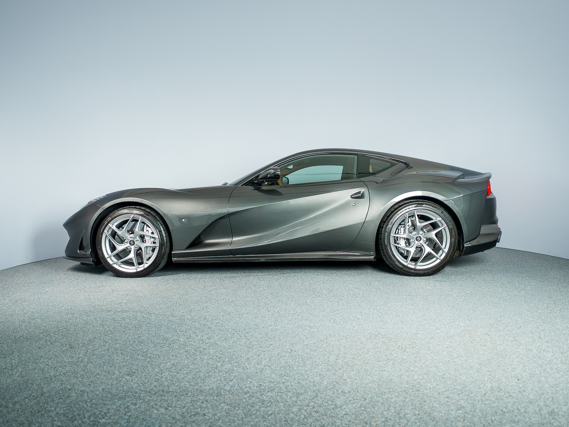 FERRARI 812 Superfast-image-2