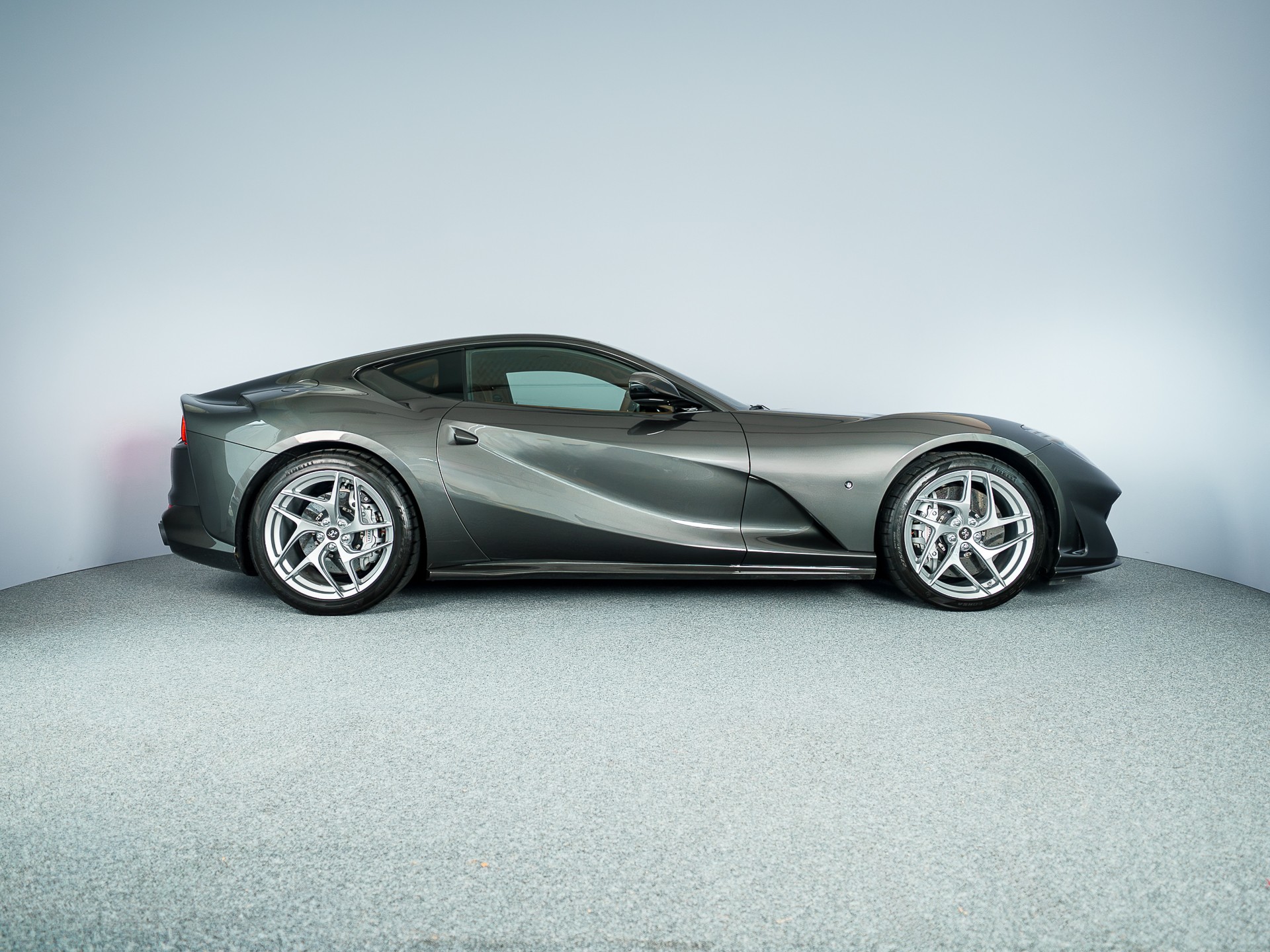 FERRARI 812 Superfast-image-5