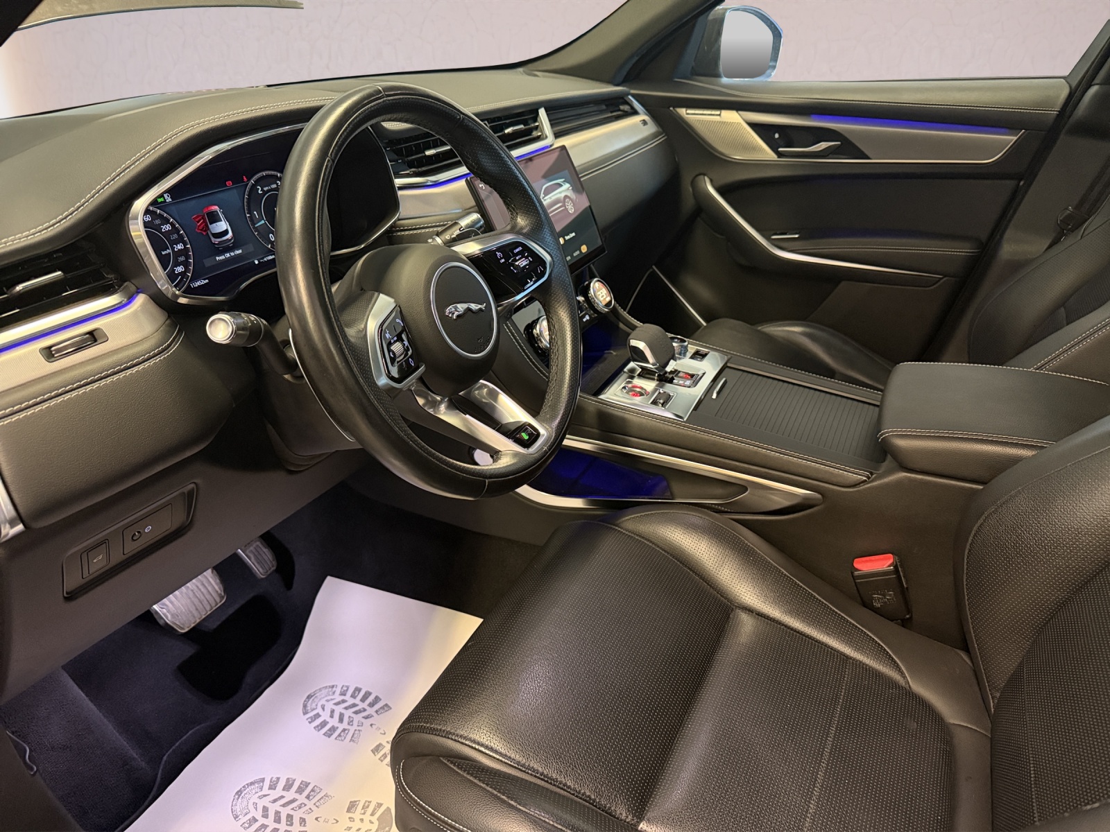 JAGUAR F-Pace 3.0 D300 R-Dynamic MHEV SE AWD-image-9