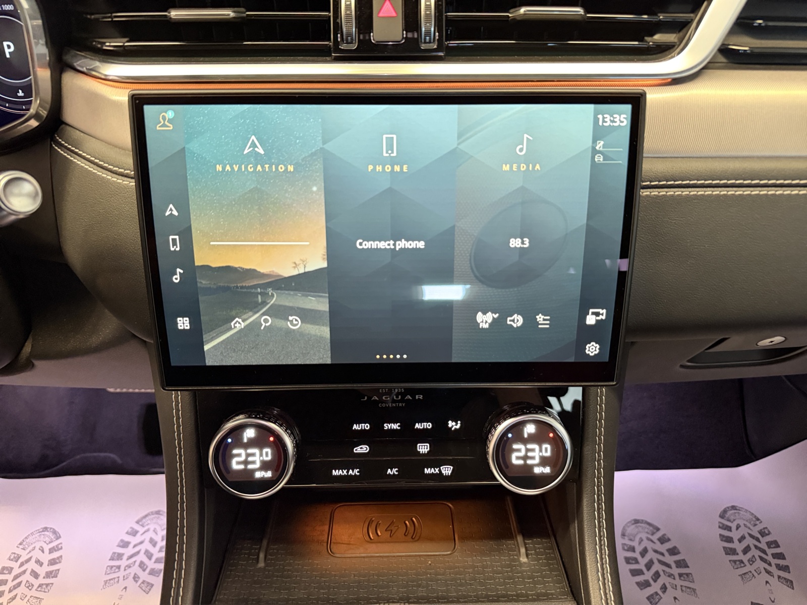 JAGUAR F-Pace 3.0 D300 R-Dynamic MHEV SE AWD-image-11
