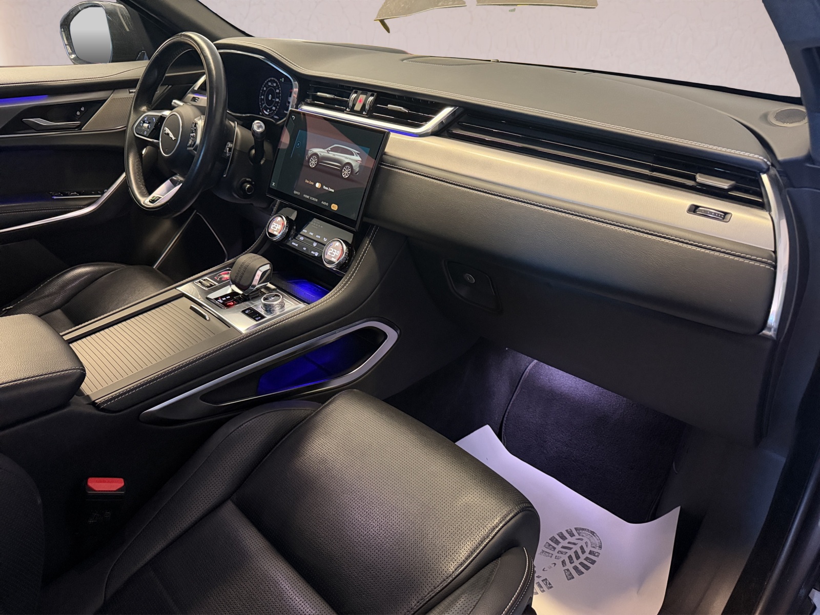 JAGUAR F-Pace 3.0 D300 R-Dynamic MHEV SE AWD-image-16