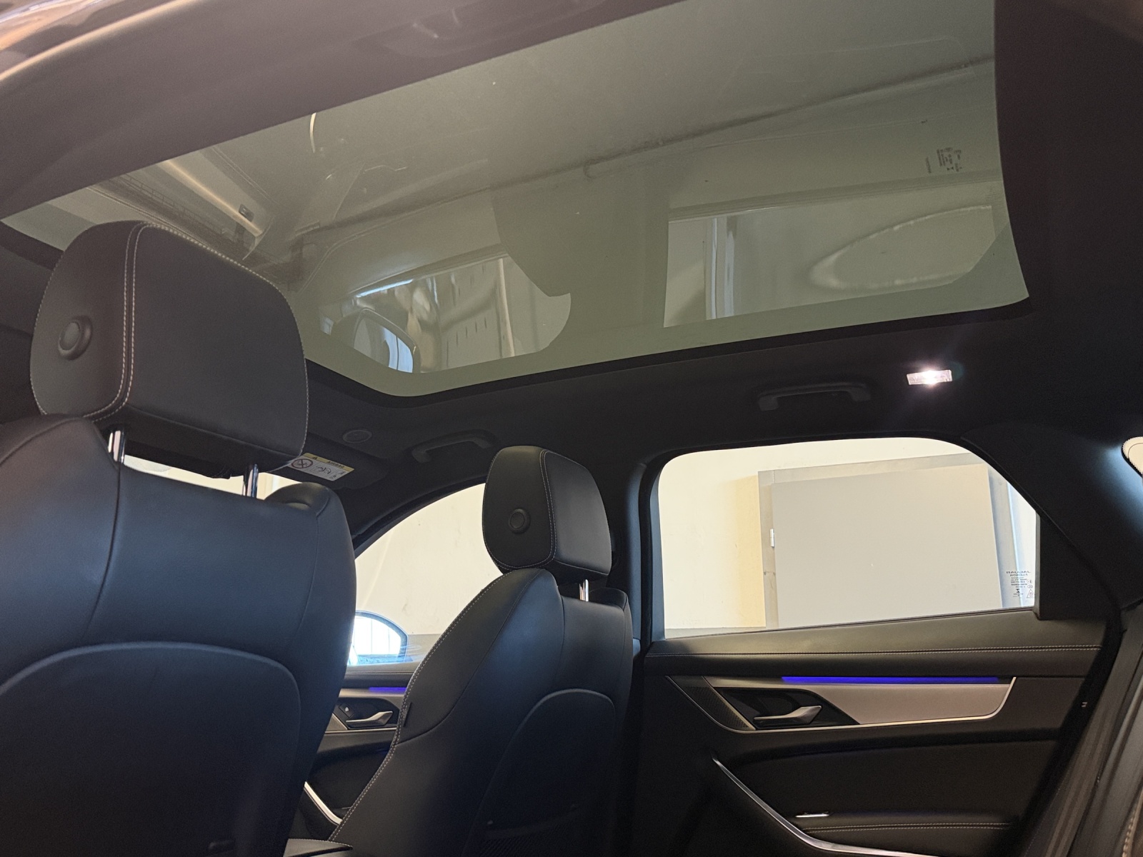 JAGUAR F-Pace 3.0 D300 R-Dynamic MHEV SE AWD-image-18