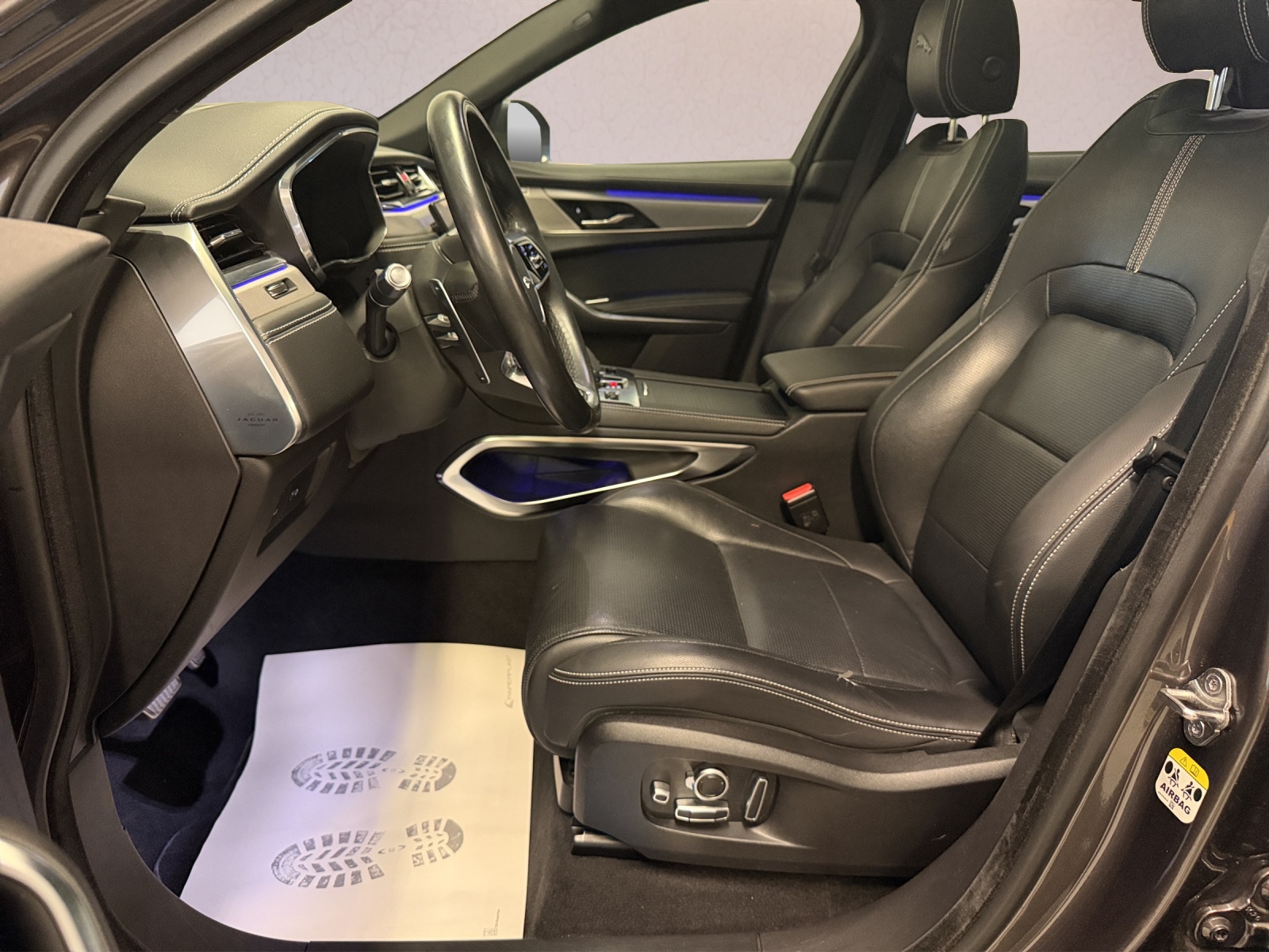 JAGUAR F-Pace 3.0 D300 R-Dynamic MHEV SE AWD-image-13