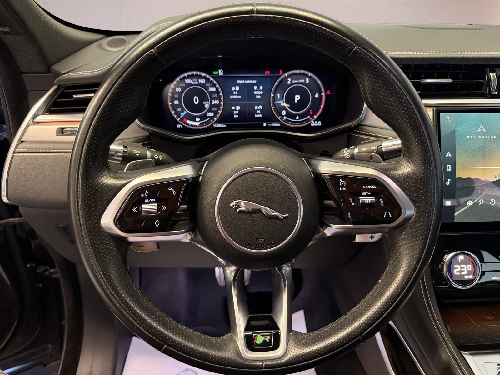 JAGUAR F-Pace 3.0 D300 R-Dynamic MHEV SE AWD-image-10