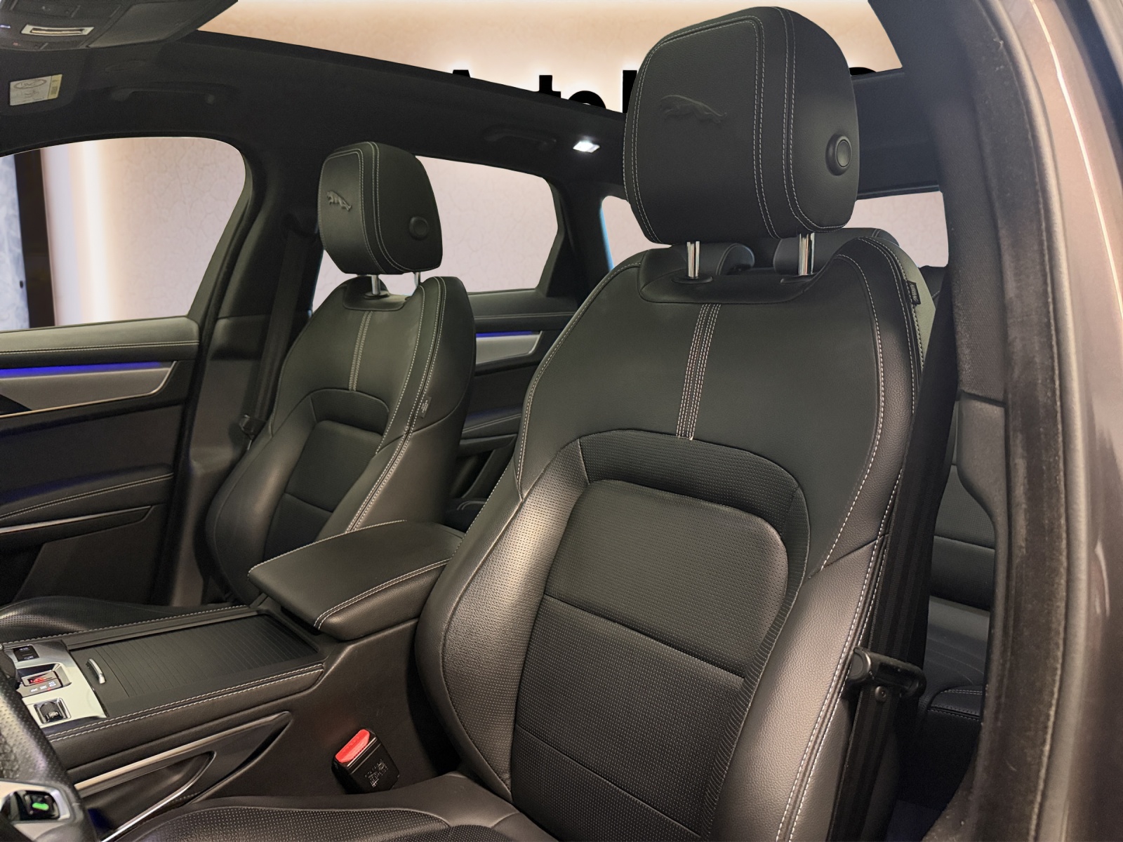JAGUAR F-Pace 3.0 D300 R-Dynamic MHEV SE AWD-image-15