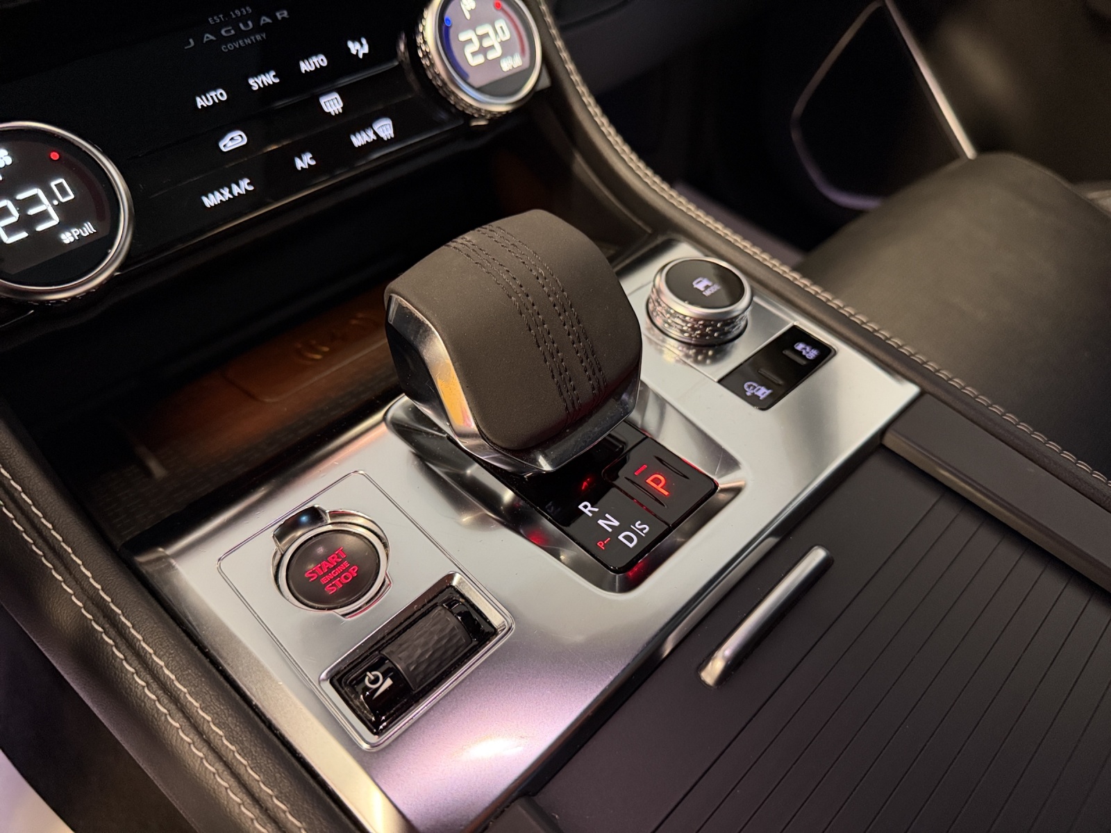 JAGUAR F-Pace 3.0 D300 R-Dynamic MHEV SE AWD-image-12
