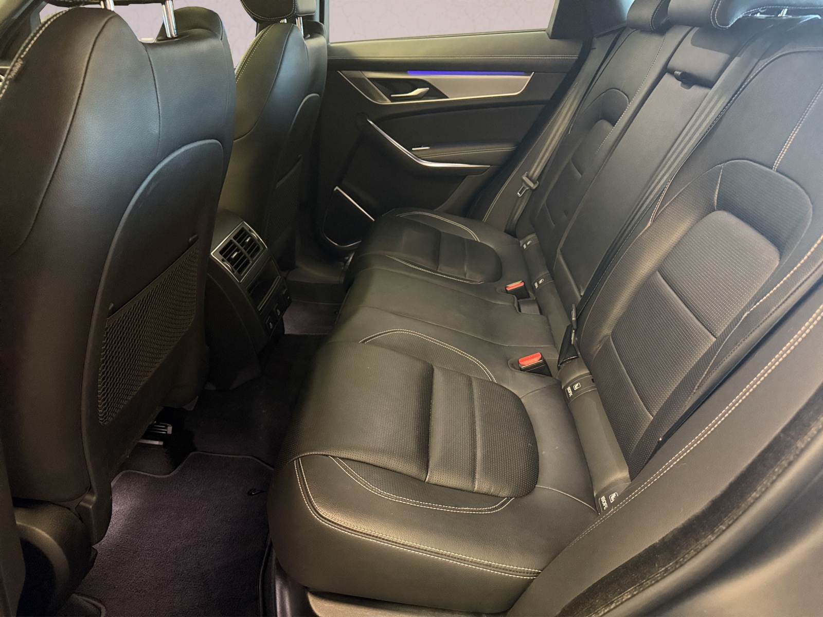 JAGUAR F-Pace 3.0 D300 R-Dynamic MHEV SE AWD-image-17