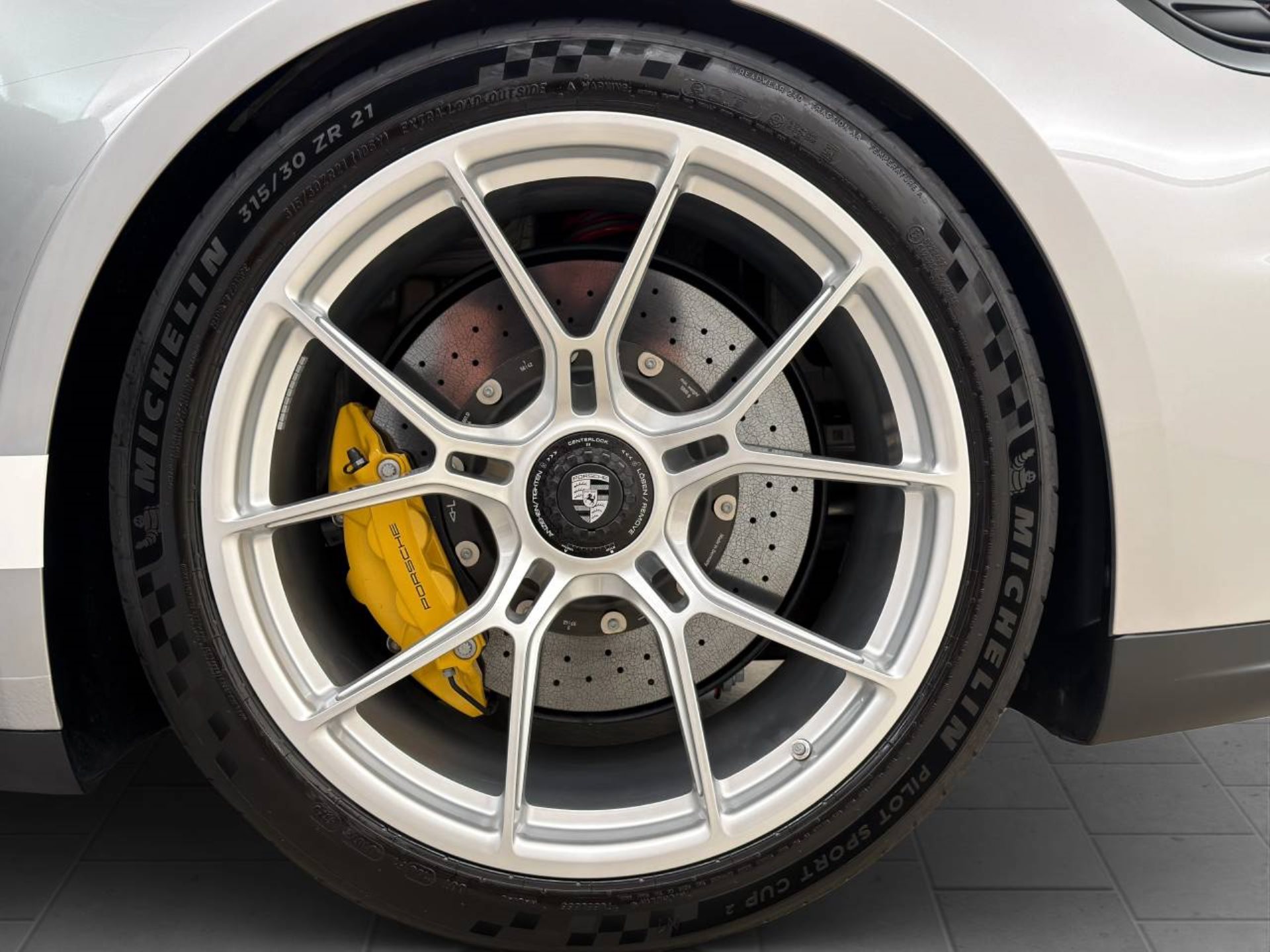 PORSCHE 911 GT3 mit Touring-Paket-image-10