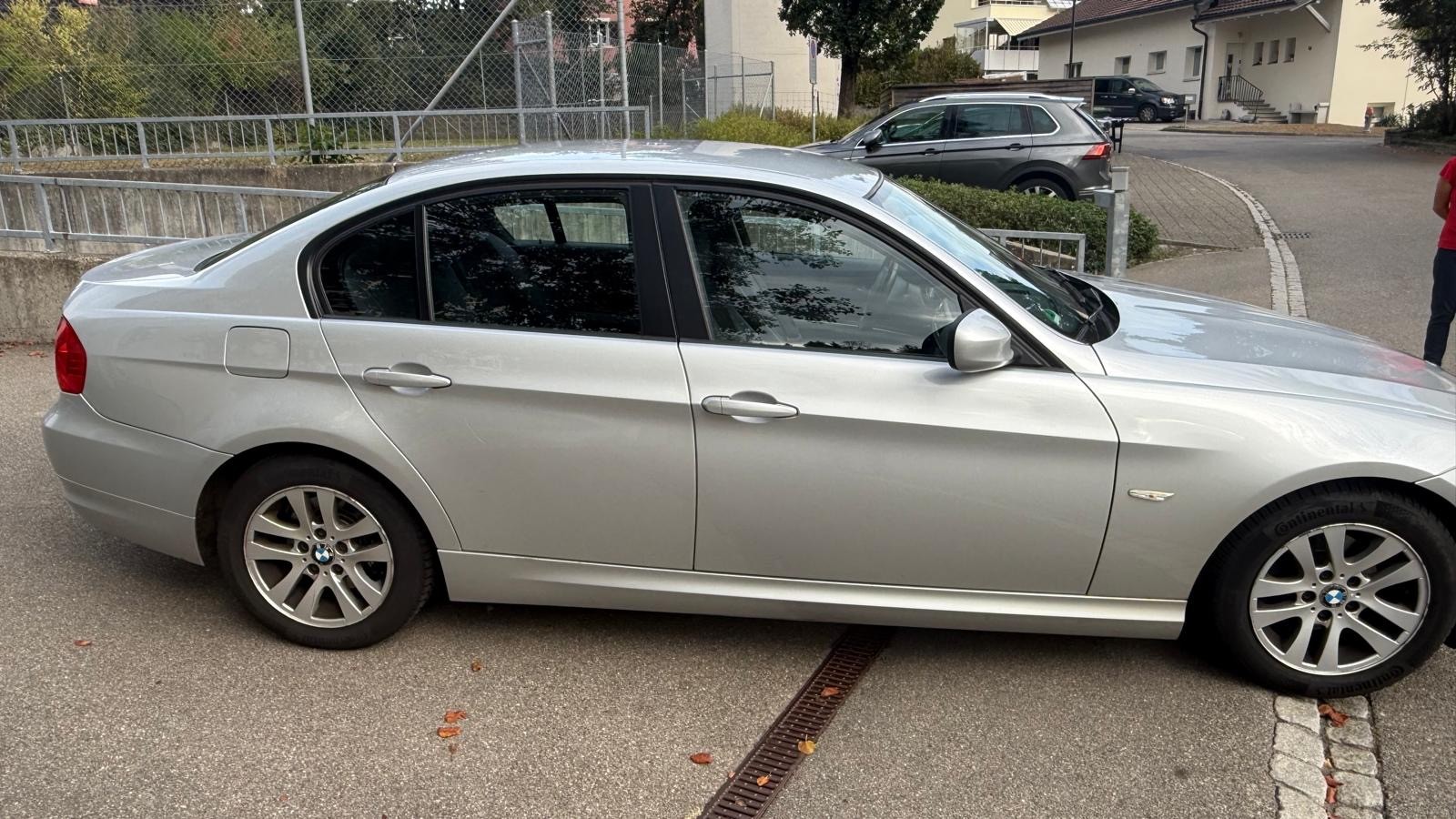 BMW 320i-image-2