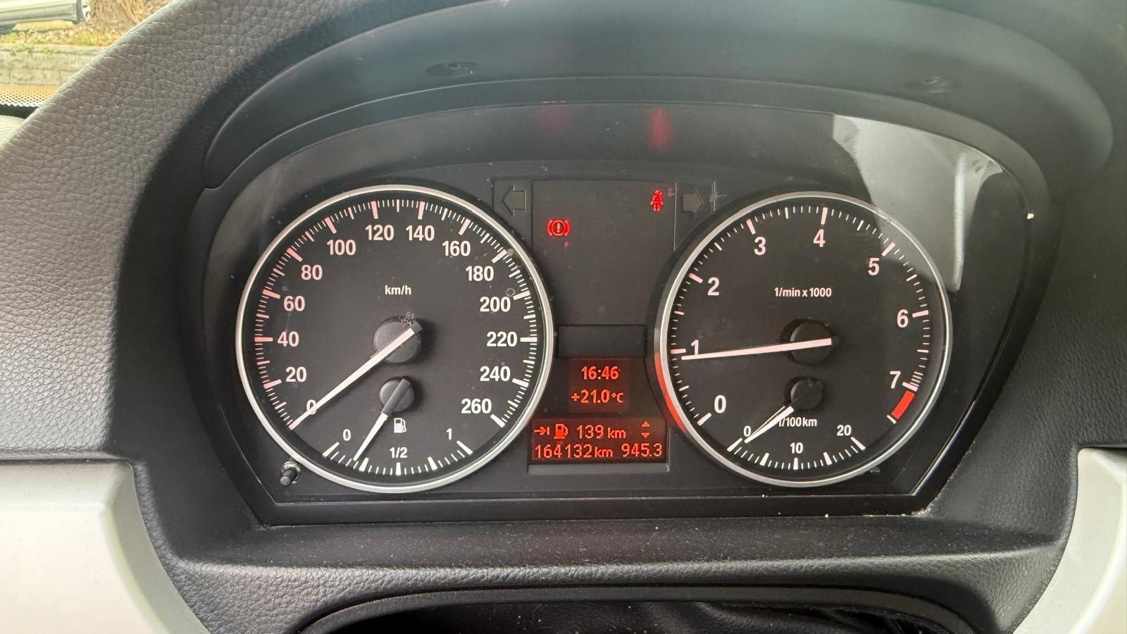 BMW 320i-image-4
