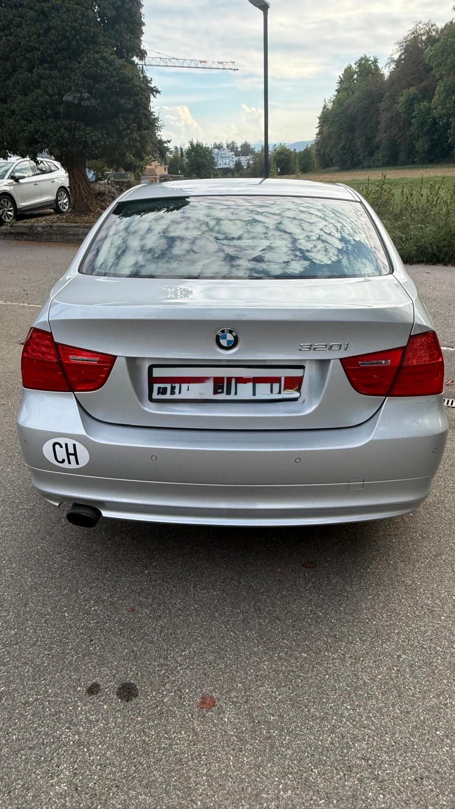 BMW 320i-image-5