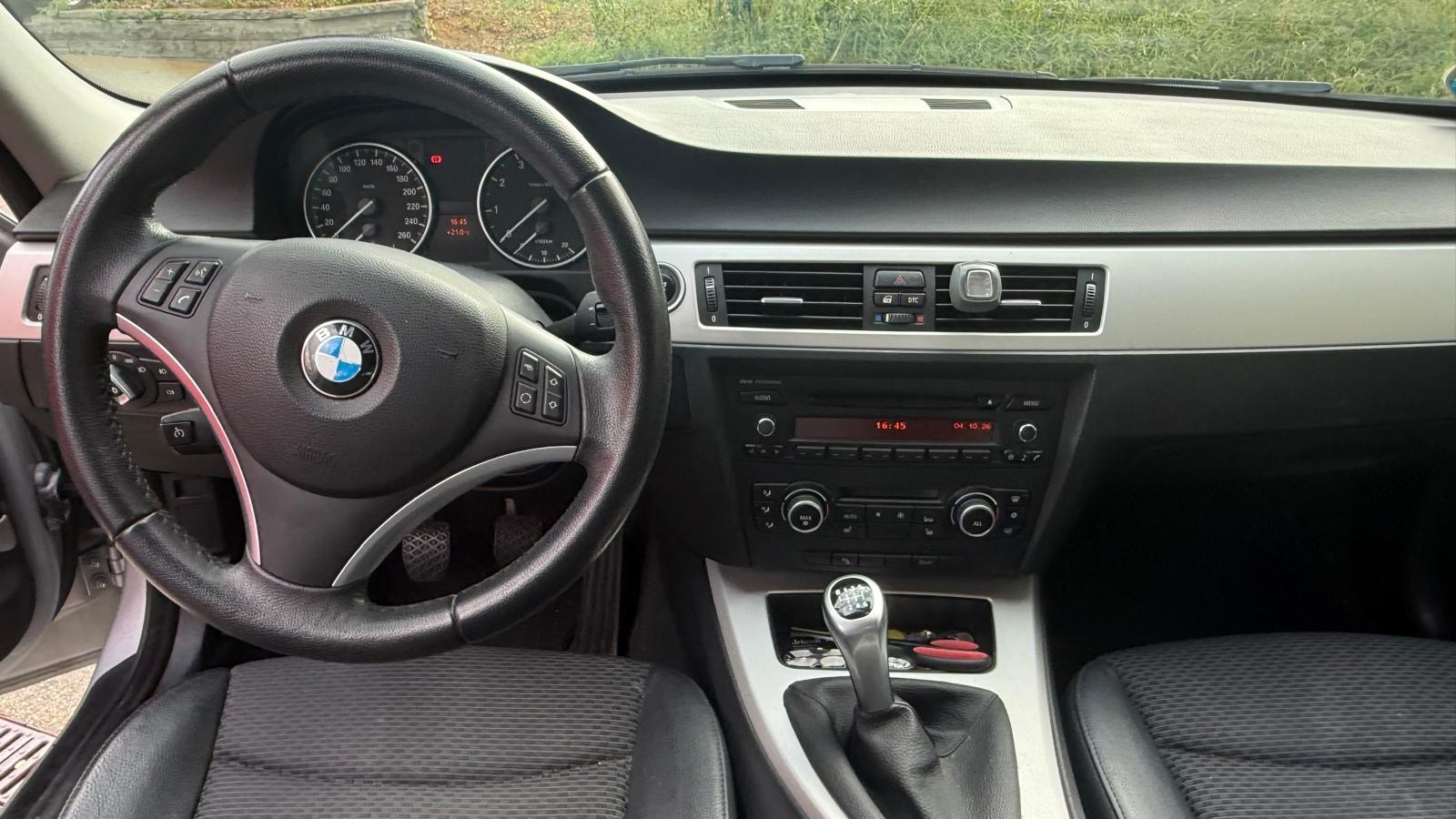 BMW 320i-image-3