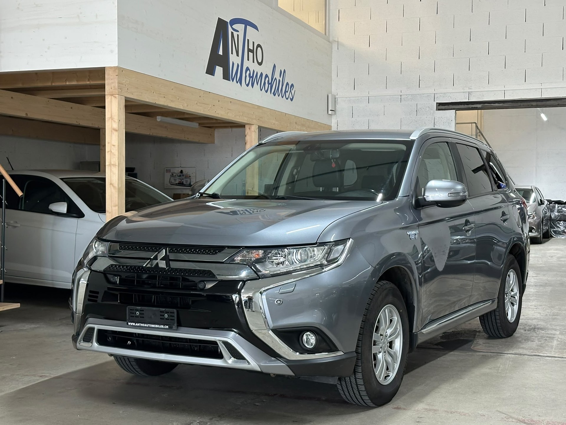 MITSUBISHI Outlander 2.4 PHEV Style 4WD Automatic-image-0