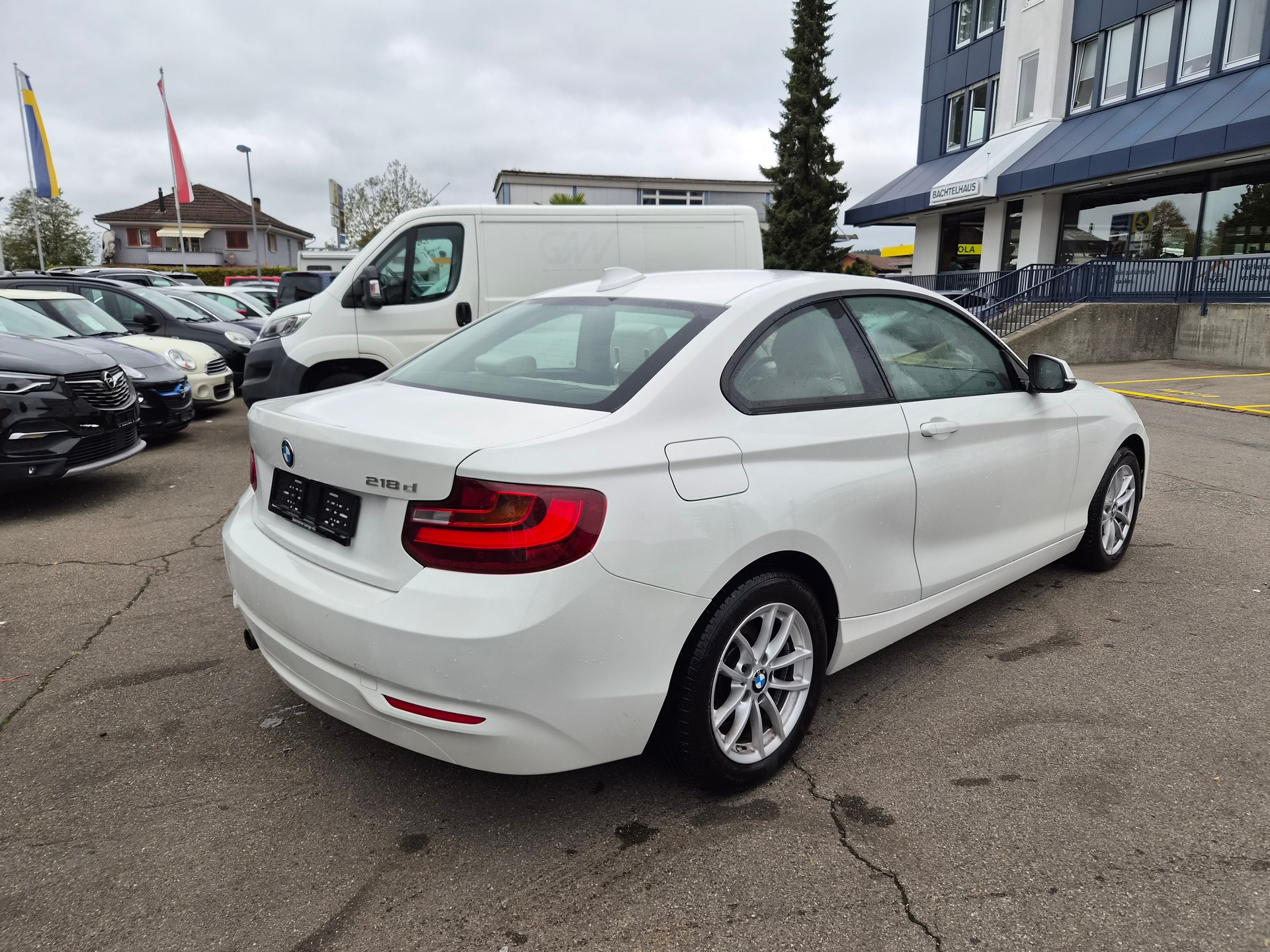 BMW 218d Steptronic-showroom-element-2