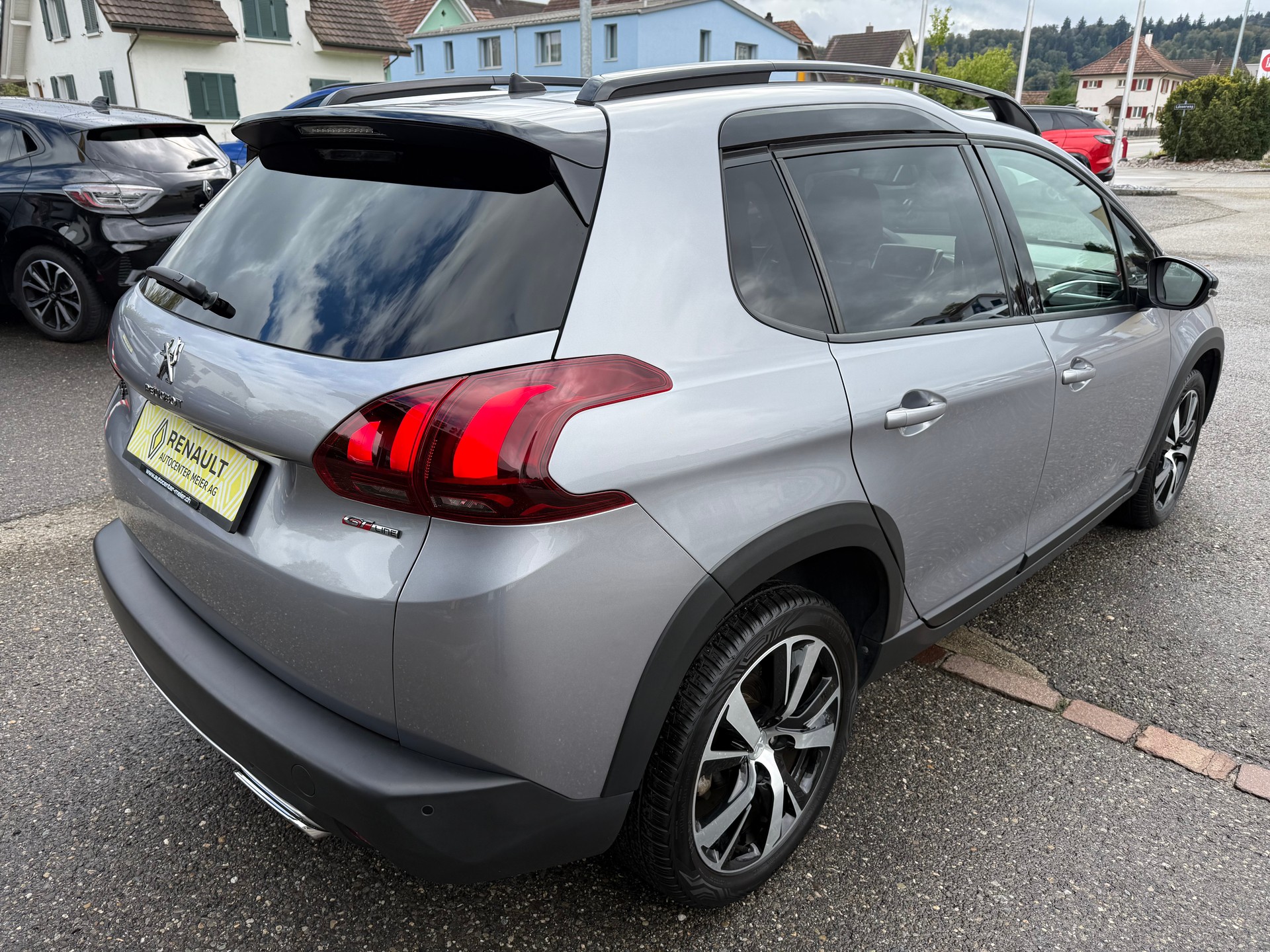 PEUGEOT 2008 1.2 PureTech GT Line EAT6-image-5