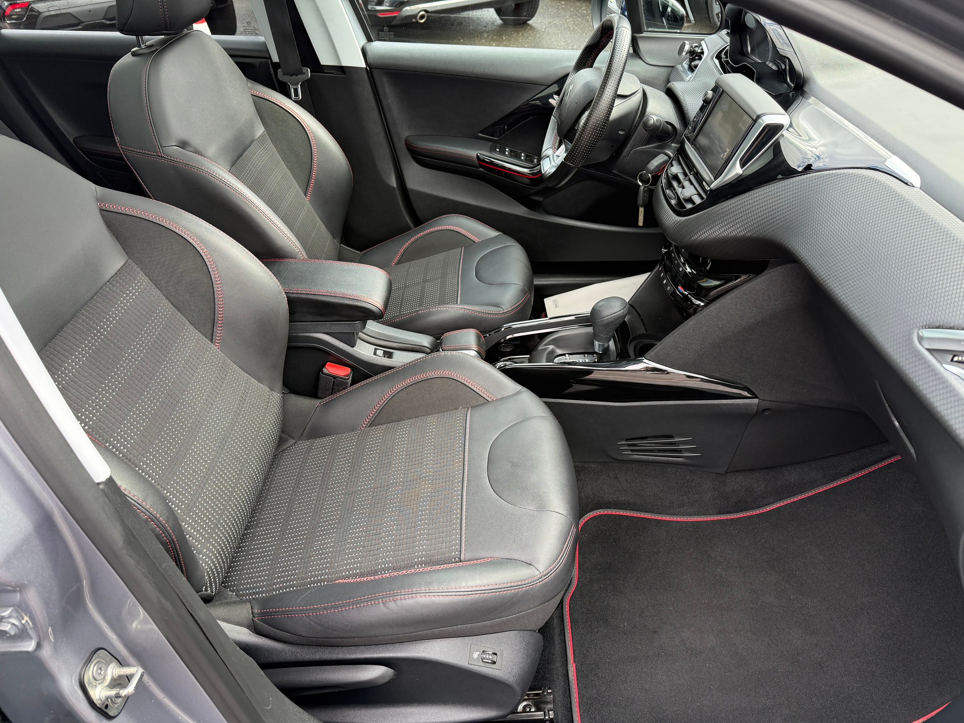 PEUGEOT 2008 1.2 PureTech GT Line EAT6-image-9