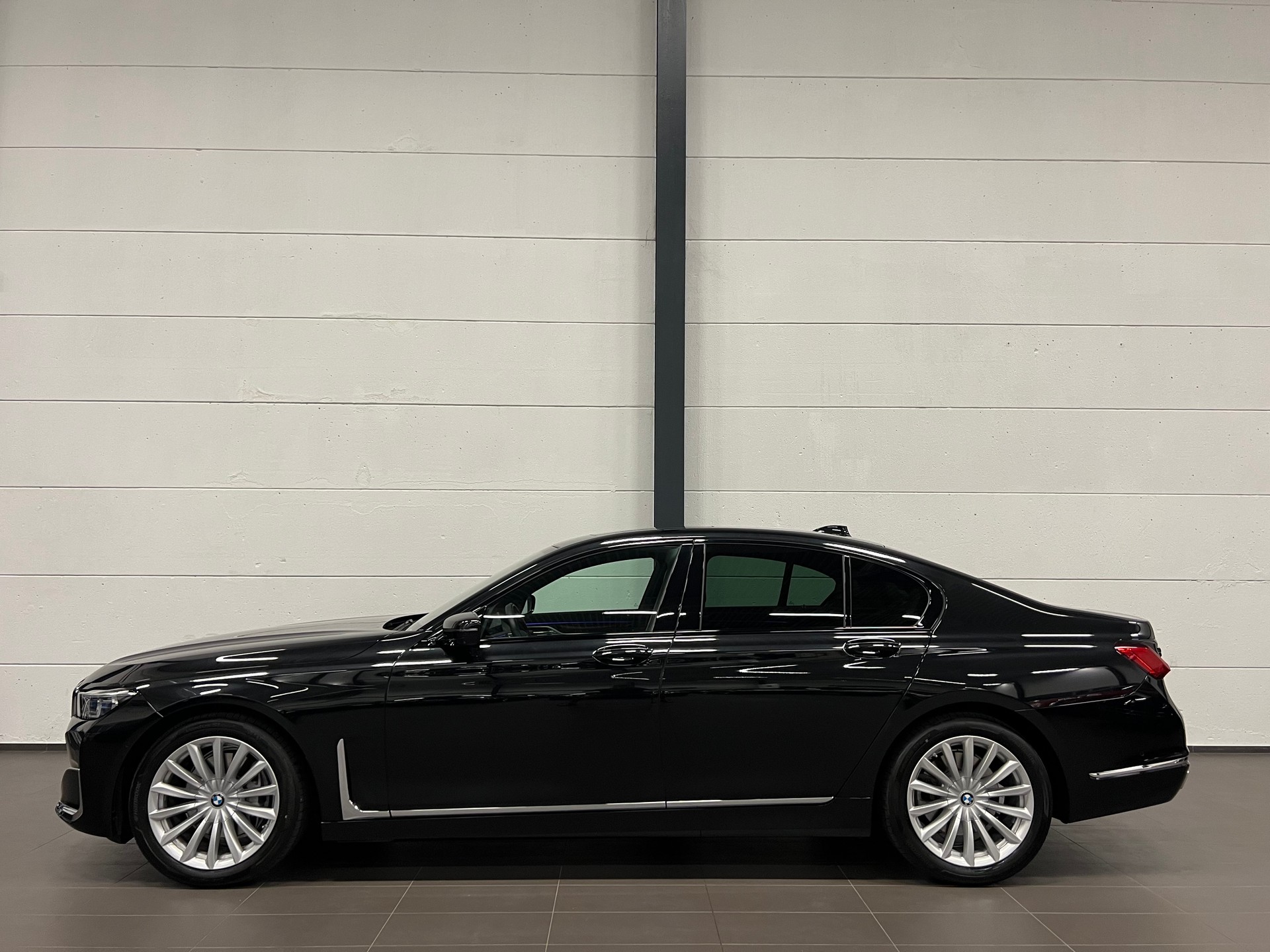 BMW 730d xDrive 48V Steptronic-image-9