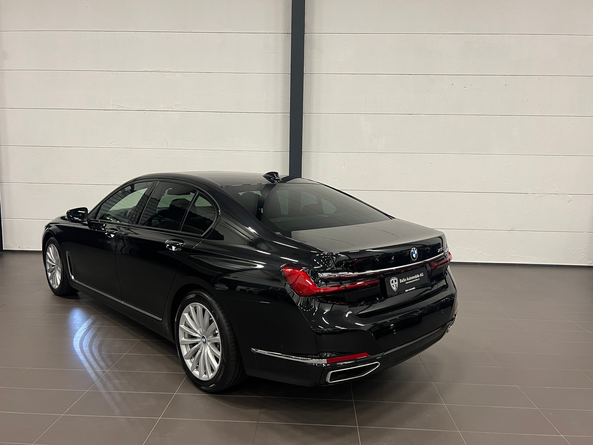 BMW 730d xDrive 48V Steptronic-image-11