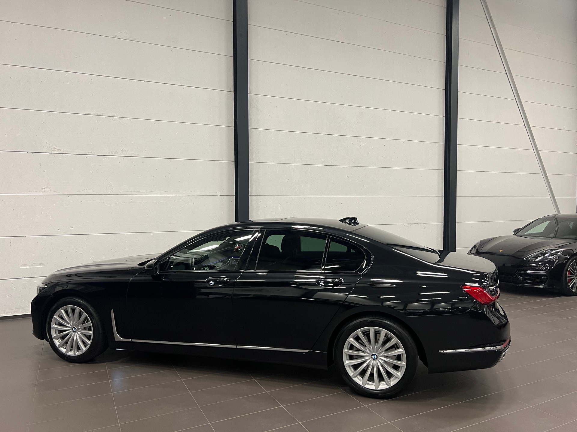BMW 730d xDrive 48V Steptronic-image-13