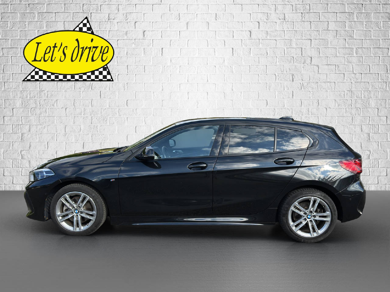 BMW 118i-showroom-element-2