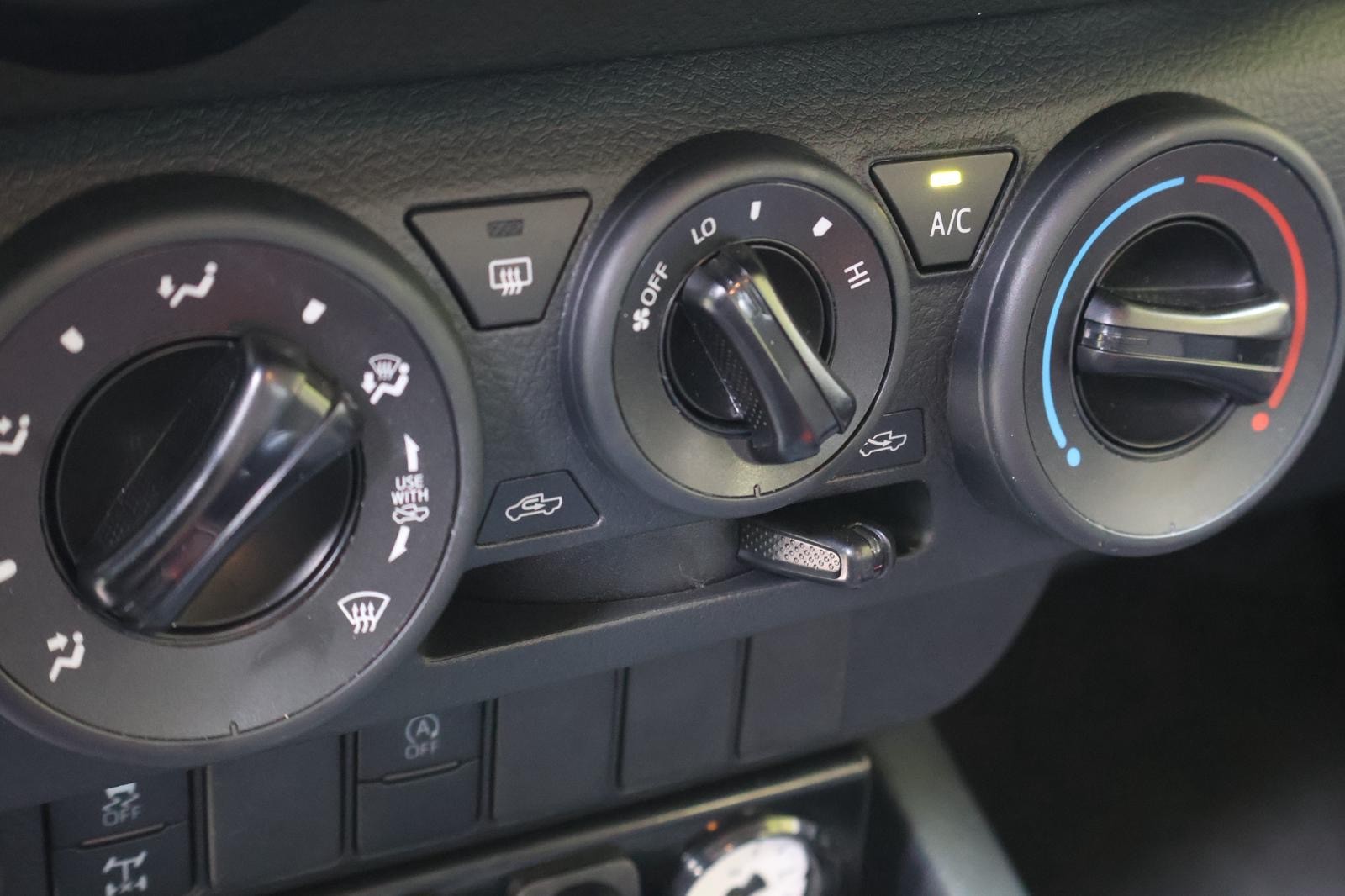 TOYOTA Hilux 2.4D-4D Comfort Extra Cab 4x4-image-13