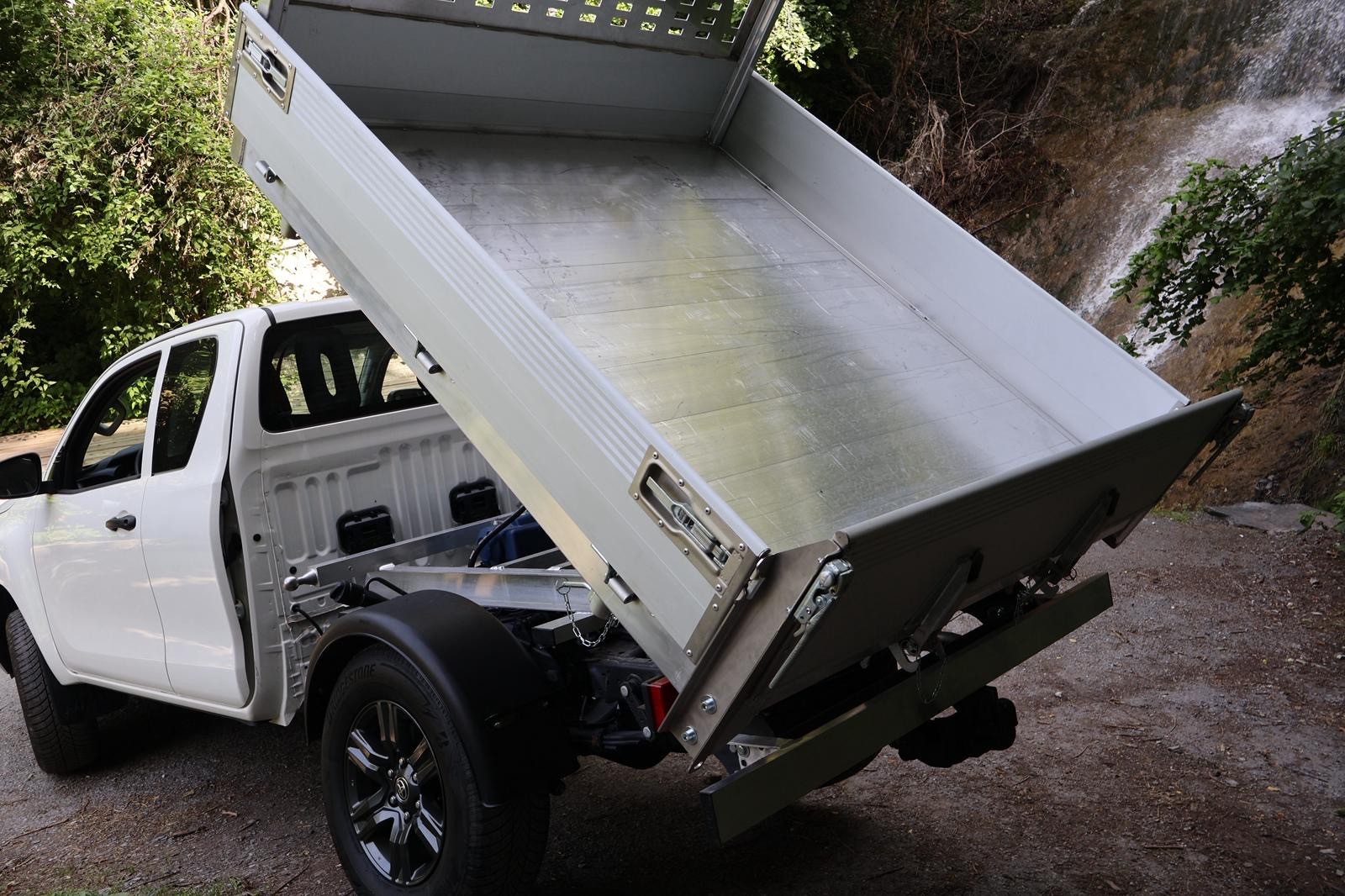 TOYOTA Hilux 2.4D-4D Comfort Extra Cab 4x4-image-4
