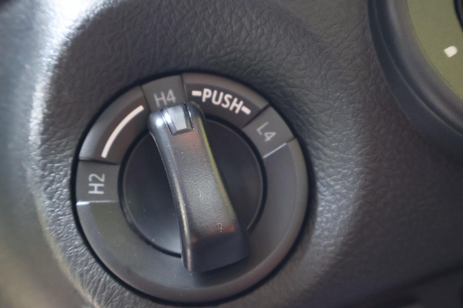 TOYOTA Hilux 2.4D-4D Comfort Extra Cab 4x4-image-12