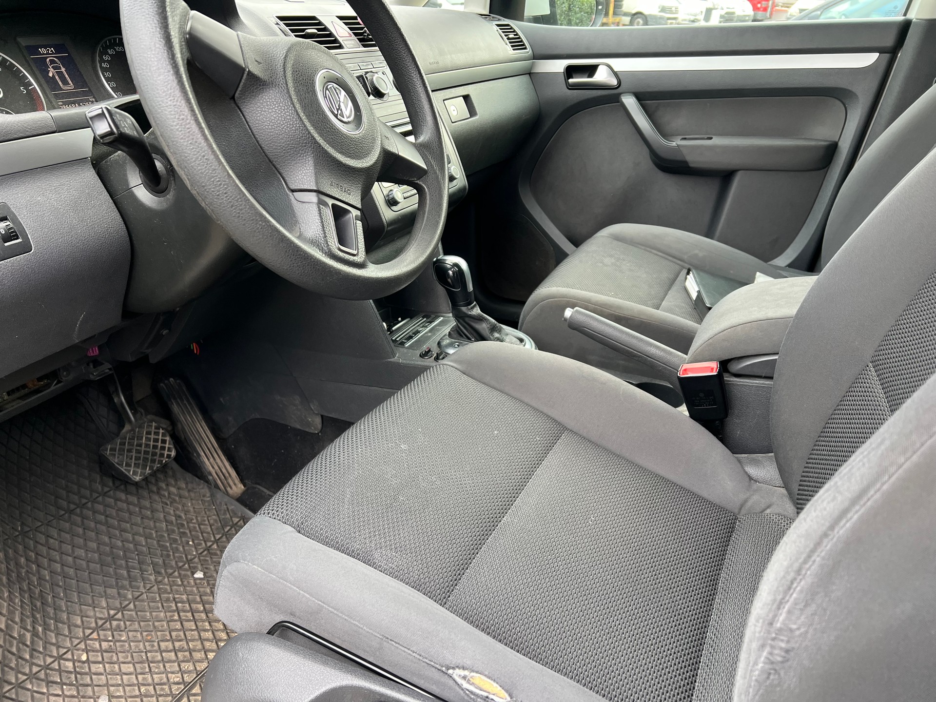 VW Touran 1.6 TDI BlueMotion Technology Design DSG-image-6